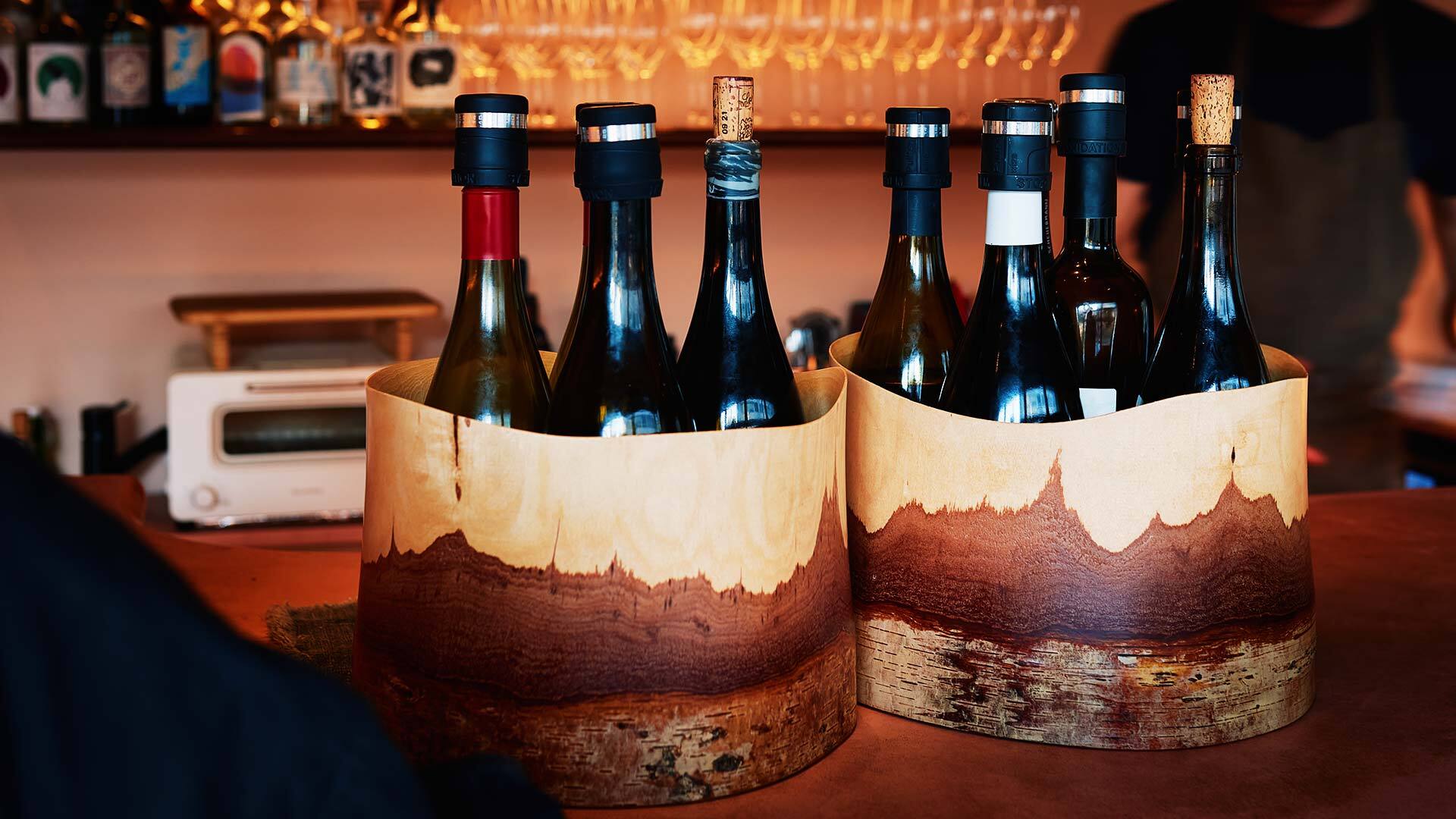 『Wine Bar Juni』：ケイティさん作のアーティスティックなクーラーには、開栓されたワインが