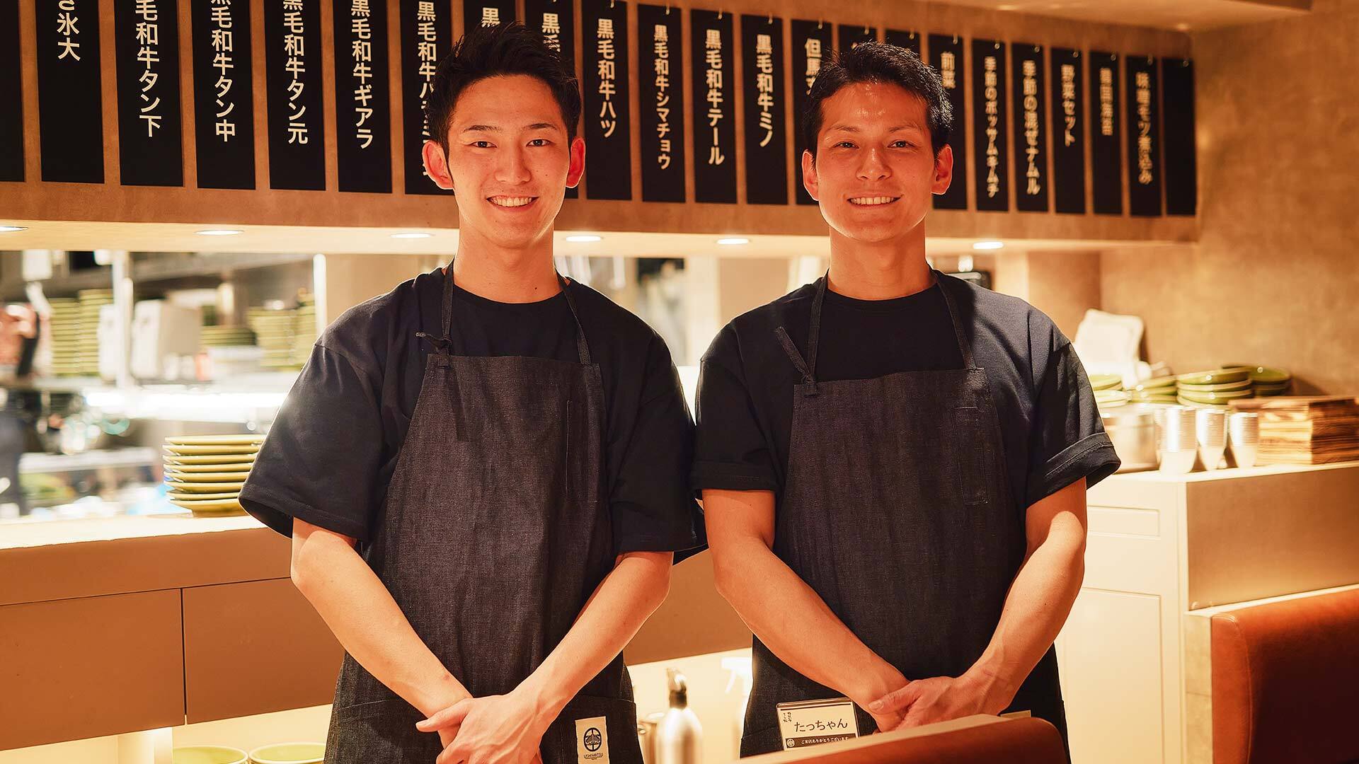 『ガリバタうし松』：『うし松』総料理長の平久保辰郎さん（右）と『ガリバタうし松』の厨房を任された及川仁嗣さん（左）