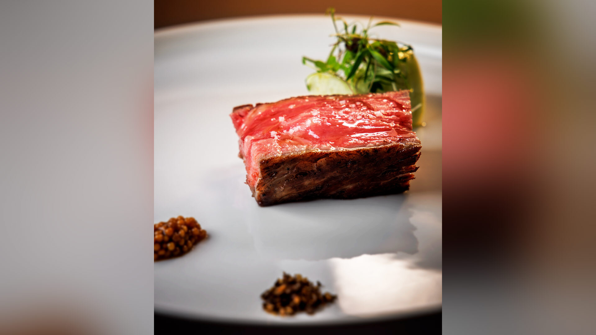 『vivido（La Mia Cucina Piemontes）（ヴィヴィド ラ ミア クッチーナ ピエモンテーゼ）』：「群馬上州牛サーロイン炭火焼き」￥3,850（金額は2名分）