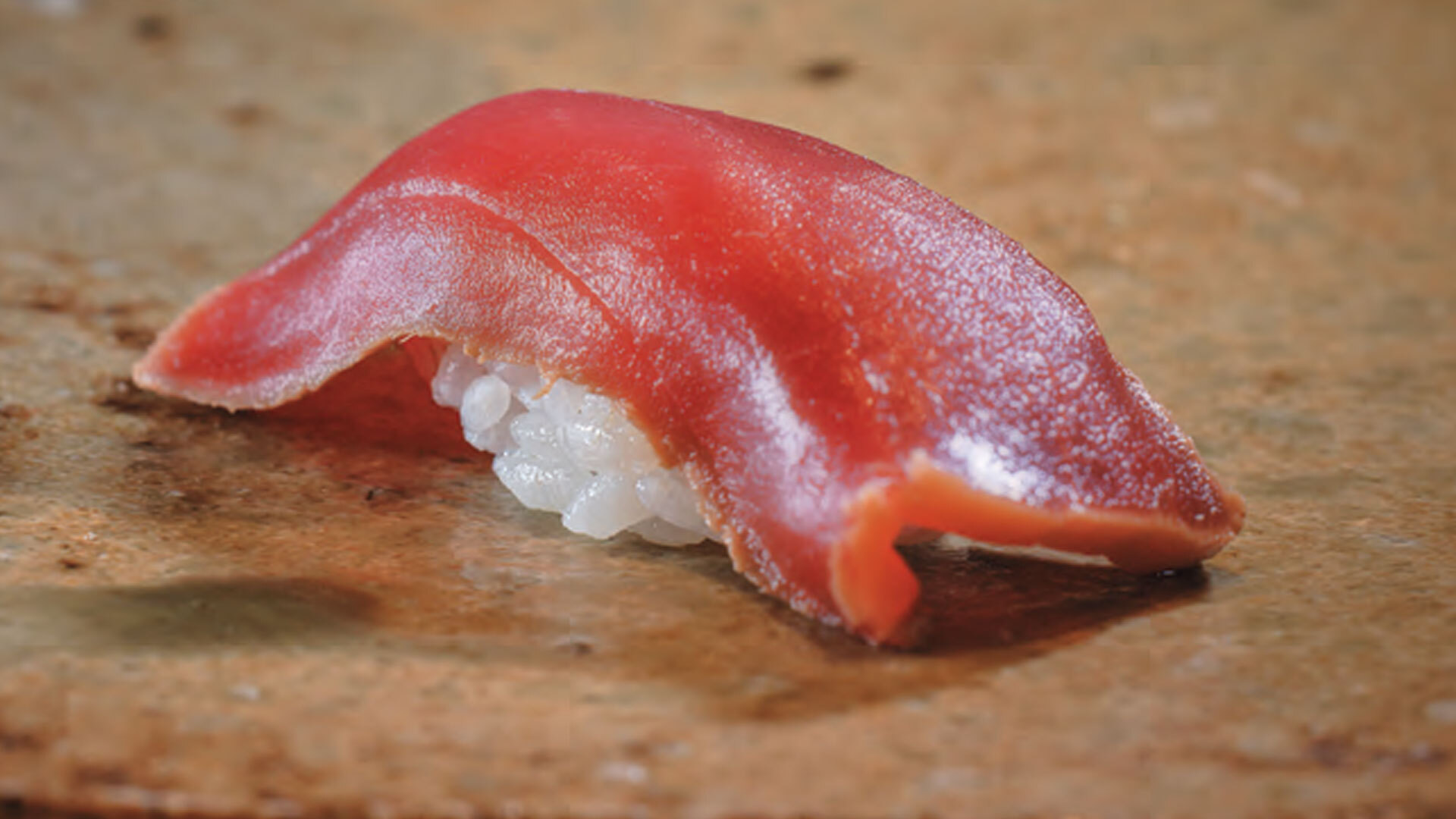 『久兵衛 本店』：ねっとりした旨みに老舗の矜持が宿る大間産まぐろの「ヅケ」。昨今は1貫分を切り付けて煮切りに浸す職人も多いが、サクでしっかり漬けるのが本来の仕事