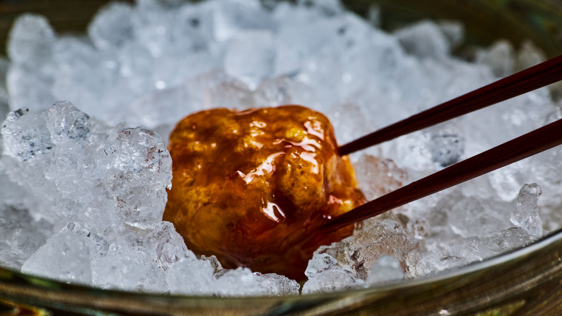 『Amber Trip』：コースより「ハニーポーク 氷に埋もれた酢豚」