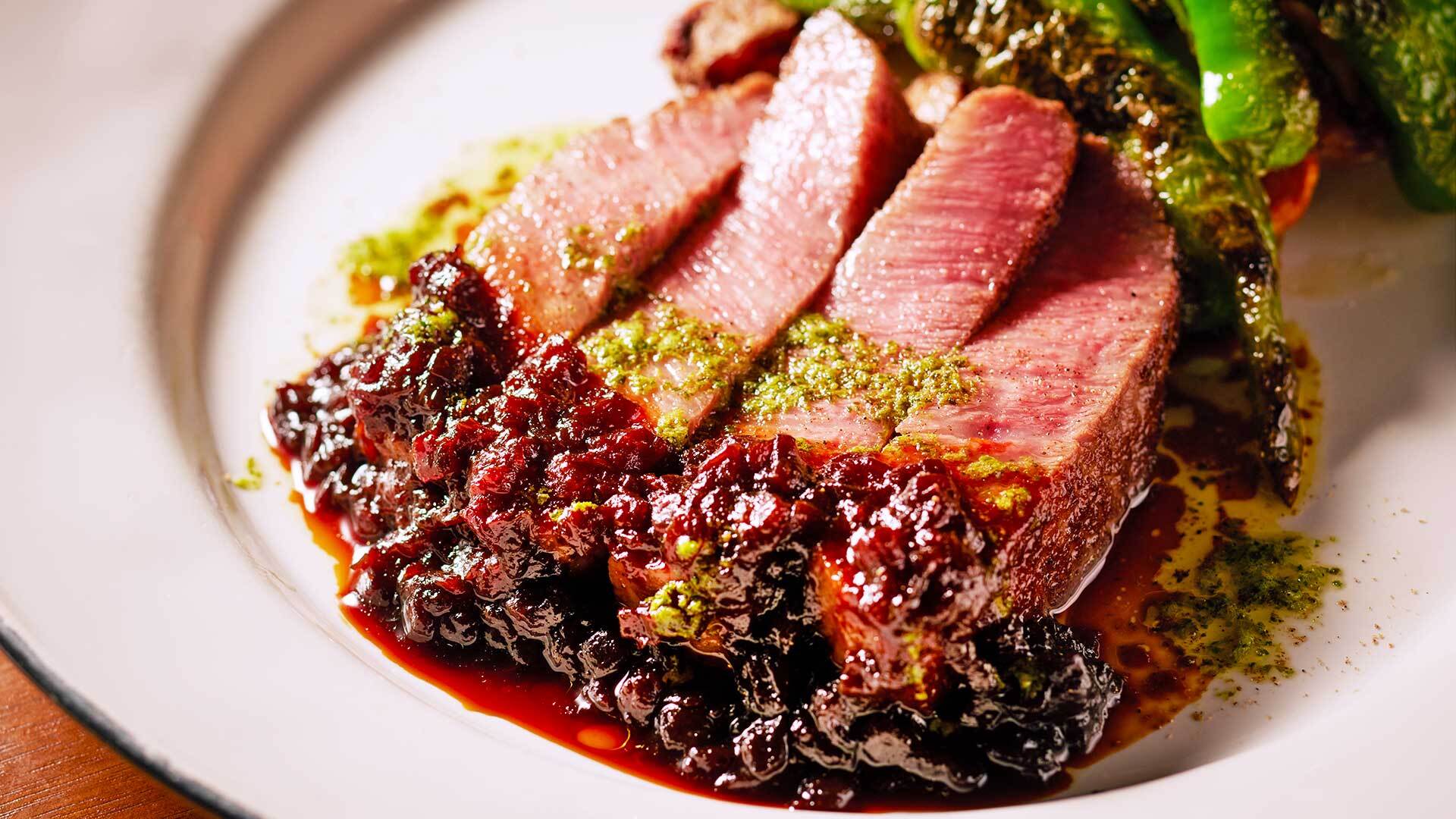 『THE GRILL TORANOMON』：コース￥7,700より「黒毛和牛のステーキ キャラメルオニオンソース」