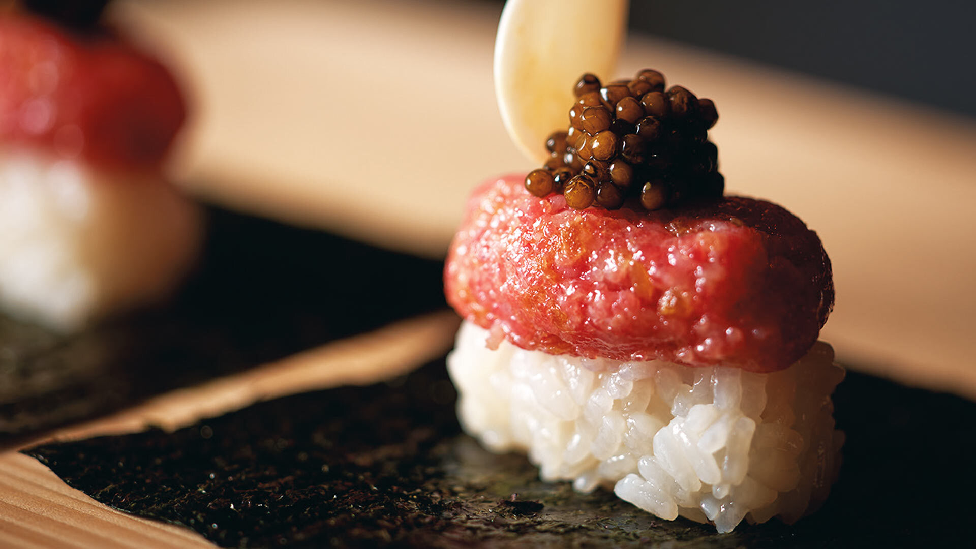 『肉幸』：おまかせコースより「極上和牛のお寿司×無添加熟成 N25 キャビア」