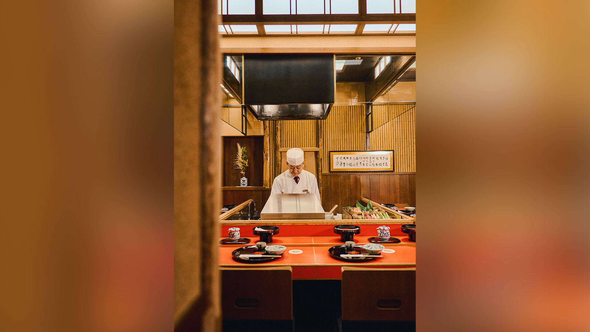 『銀座 天一 本店』：店内。カウンター30席の他、テーブル24席も用意