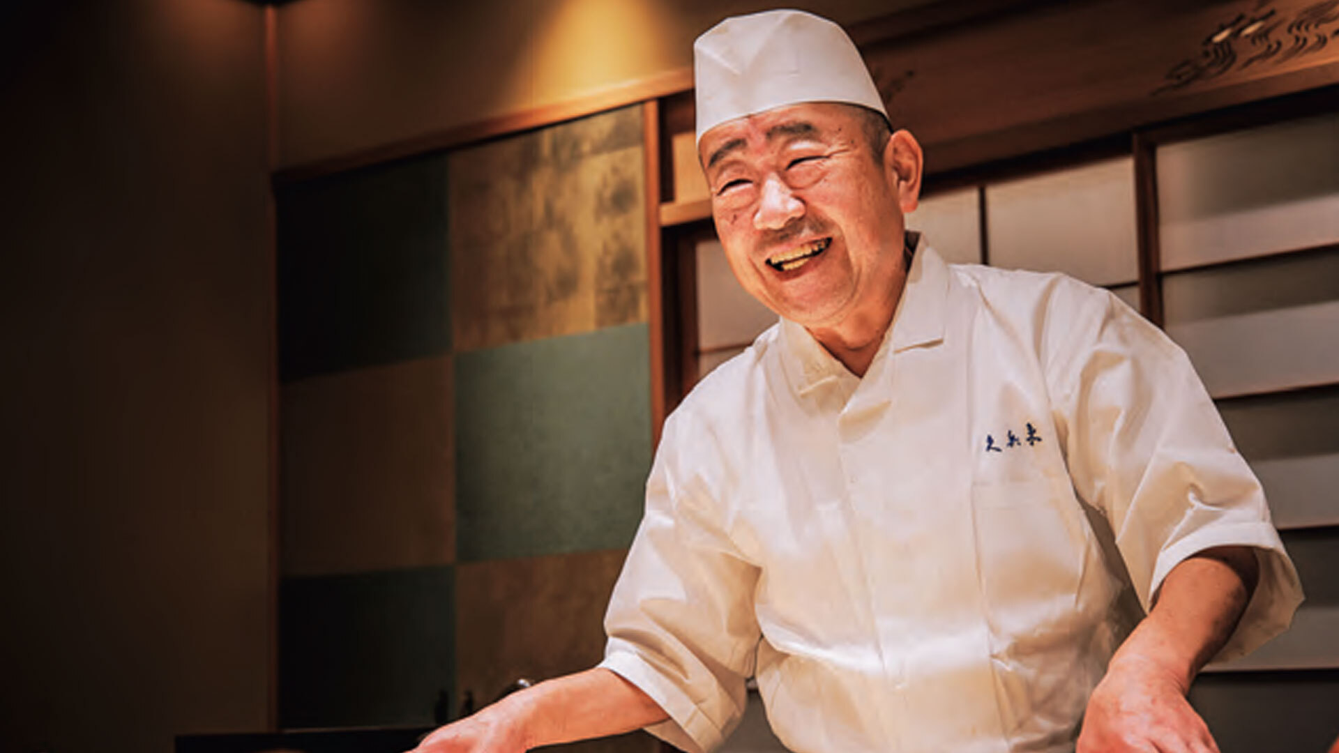 『久兵衛 本店』：寺嶋康弘さんは本店の各フロアだけでなく、新館も担うベテラン。歴は「30云年（笑）」