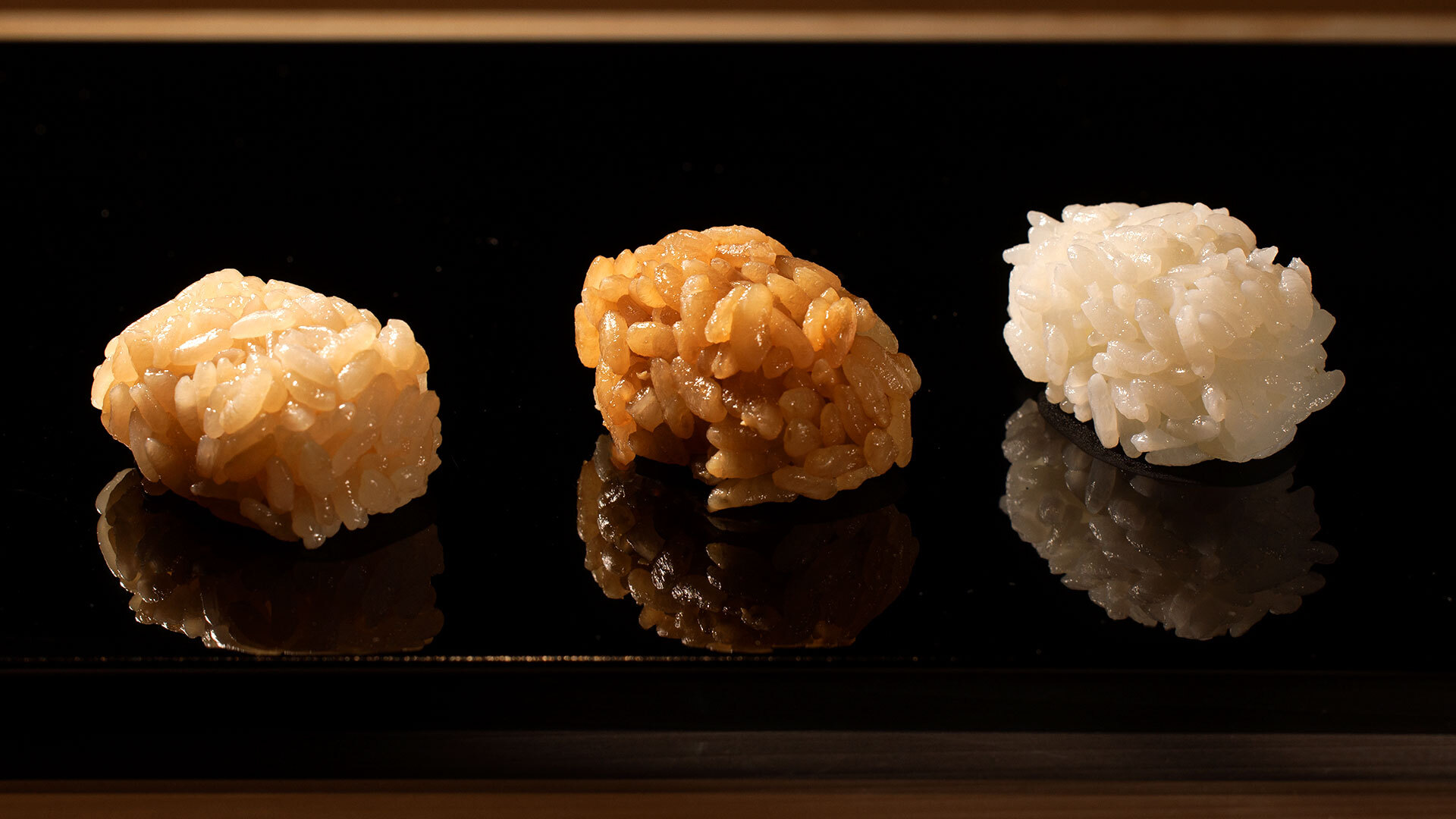 『鮨 きよし』：コース序盤で3種のシャリ玉だけをまず提供。違いは明確