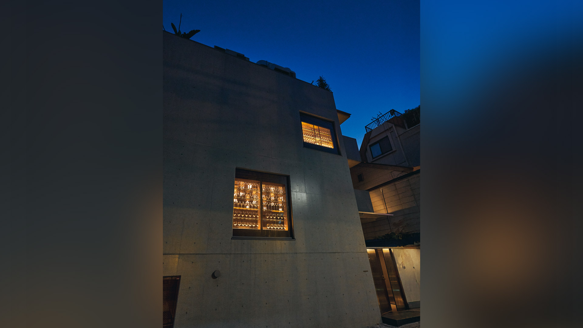 『セントラル（中環）』：1階と2 階の窓際にともる明かりが目印