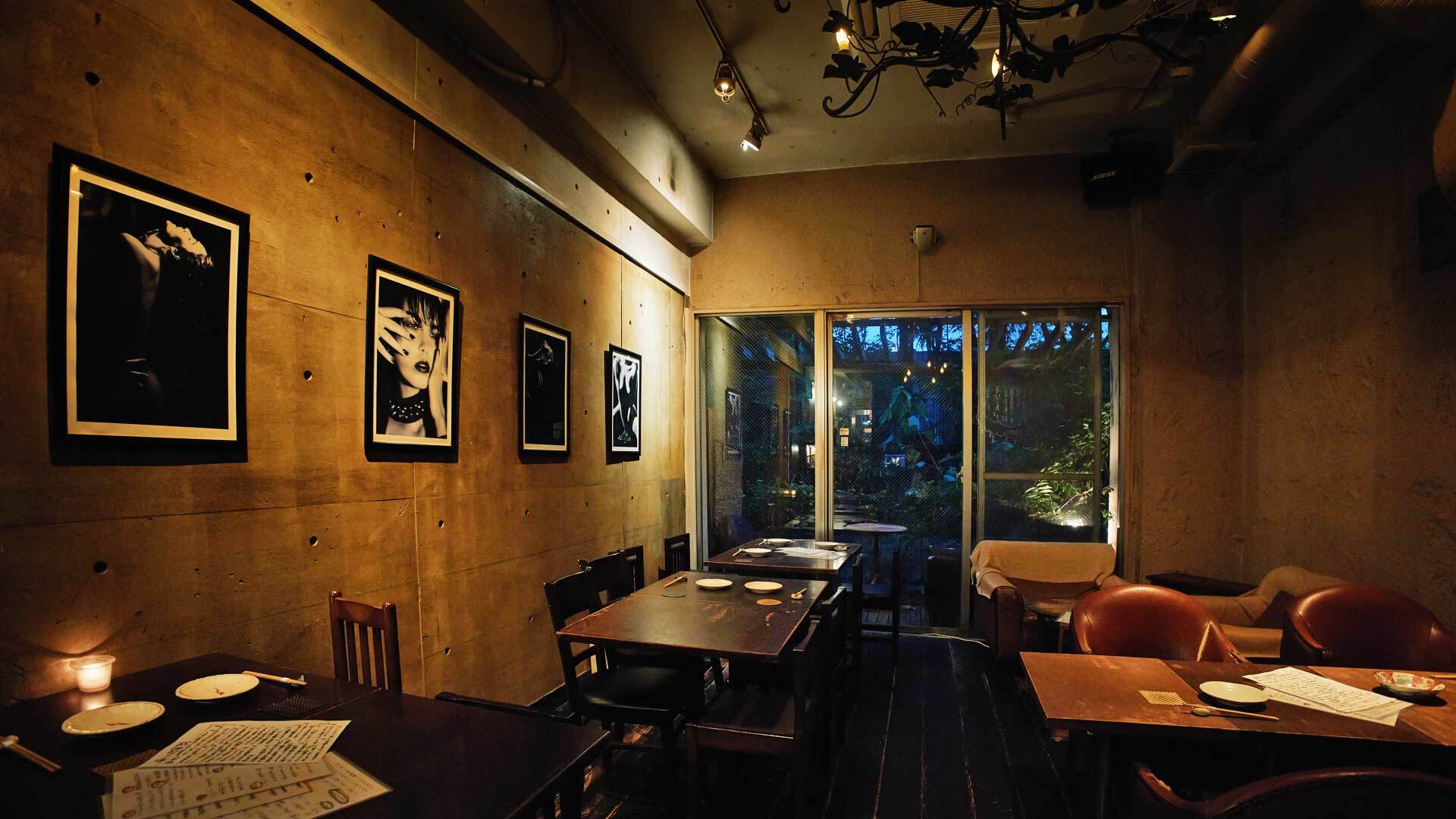 『居間』：店内