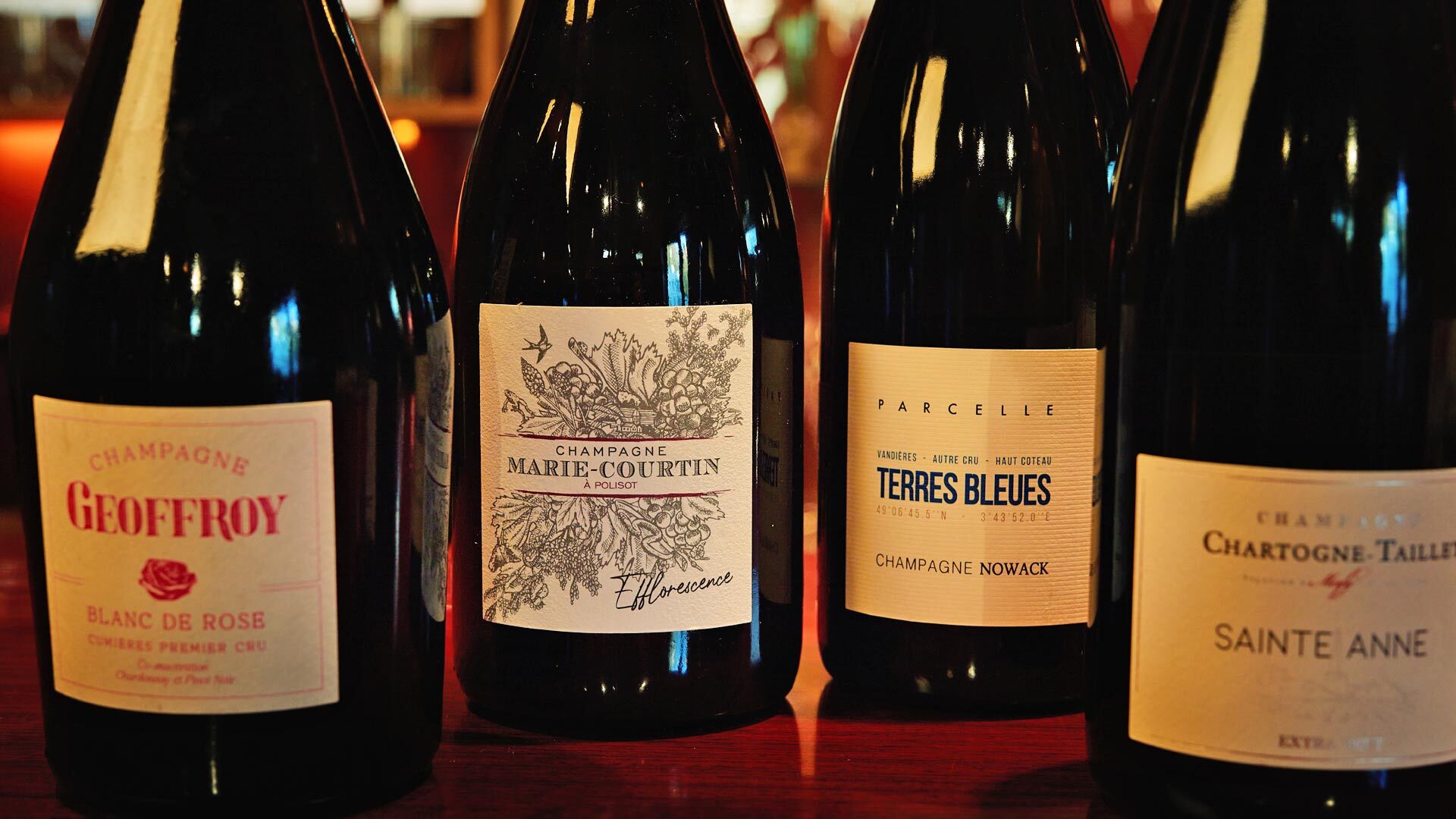 『シャンパーニュ・バー ポンポンヌ』：希少なシャンパンもボトルで楽しめる（￥12,000～）