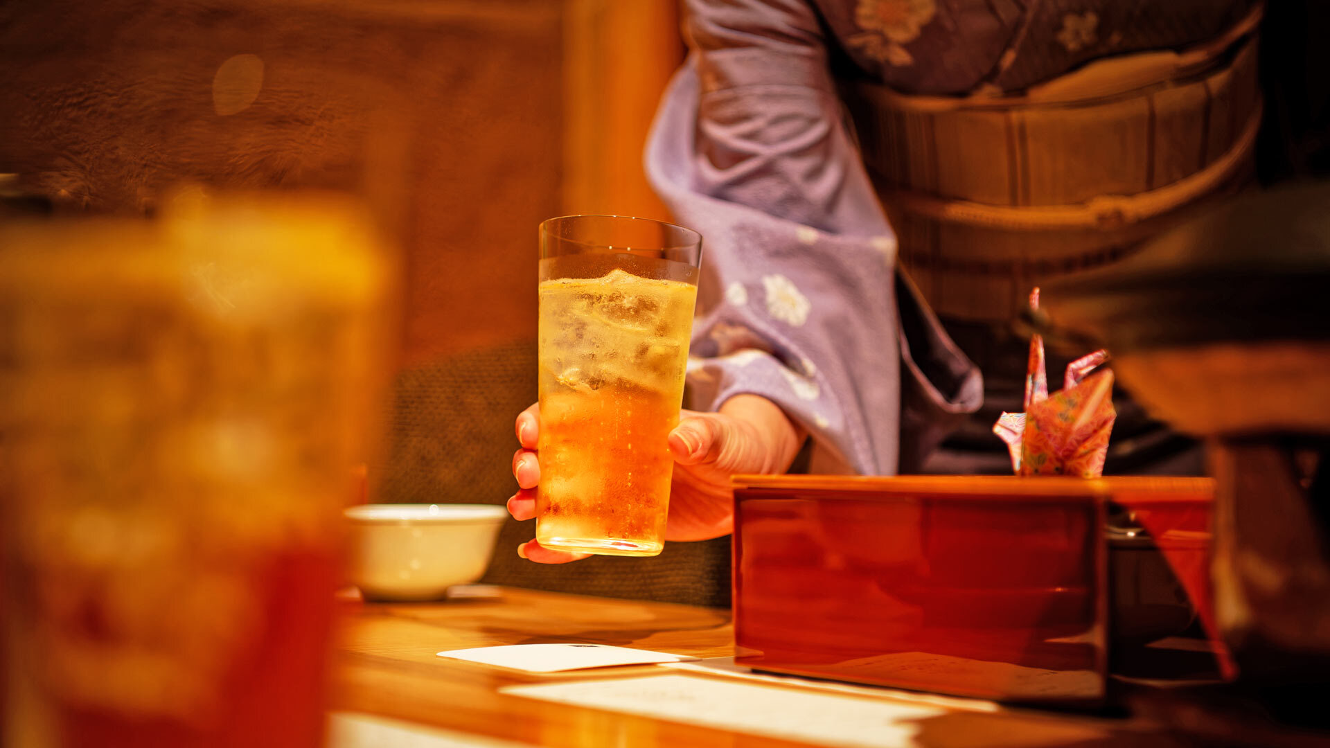 『個室会席 北大路 銀座本店』：和装のサービススタッフが会を円滑に進めてくれる