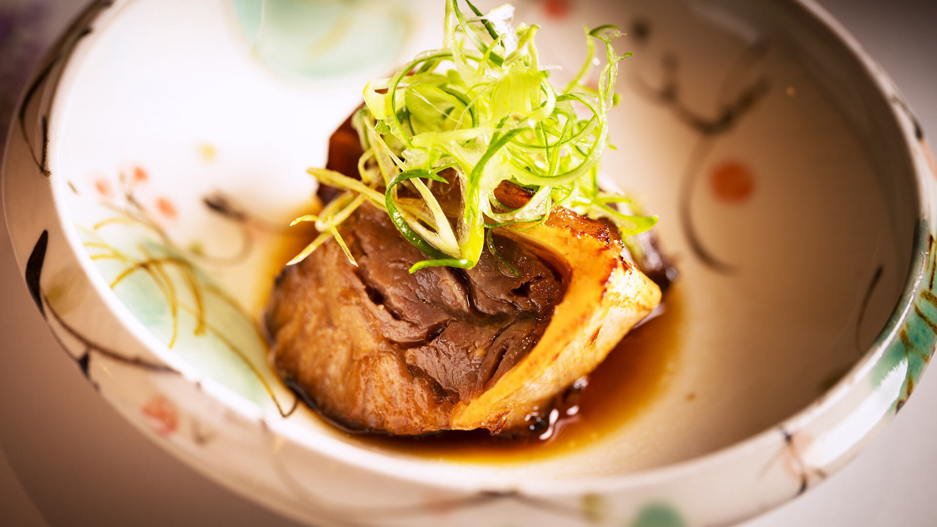『鮨 青海』：おまかせ握りコース￥16,000より「鮪のあご肉の幽庵焼き」