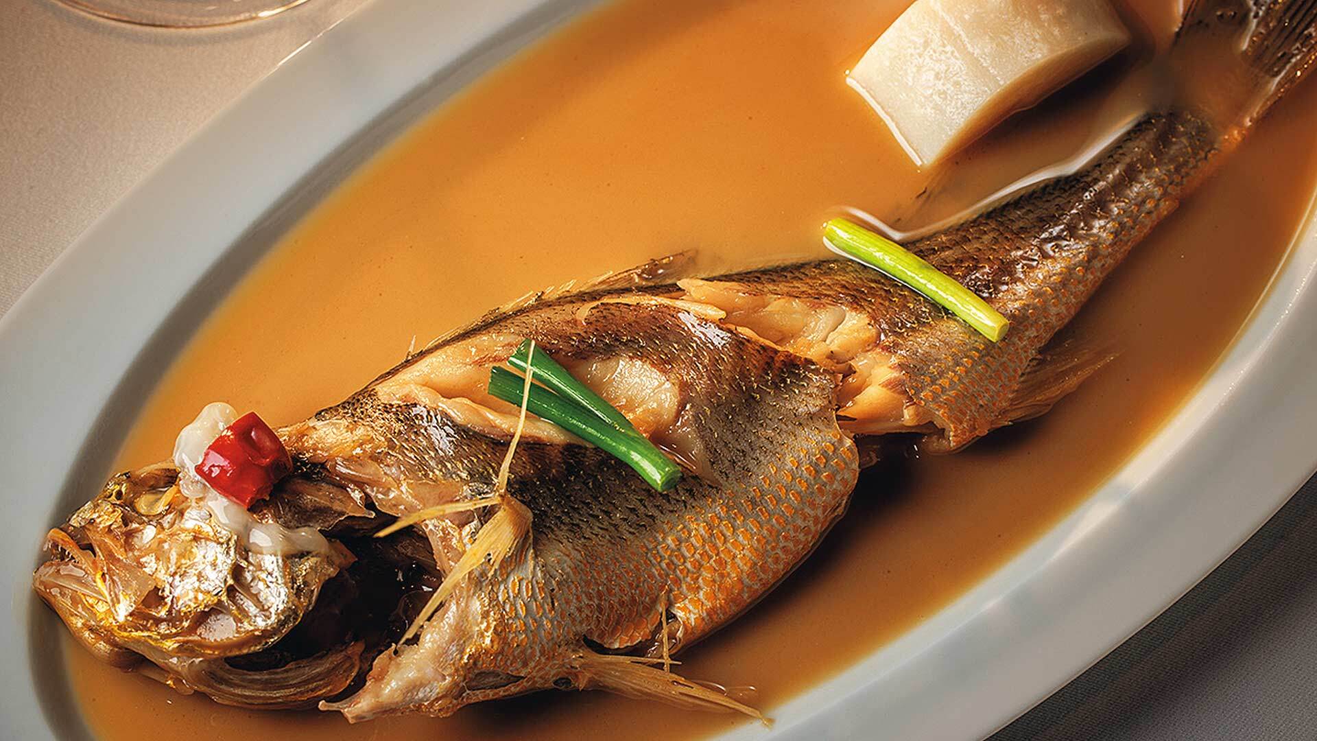 『新栄記（シンロンジー） 東京店』：「東海産天然黄魚の煮込み」