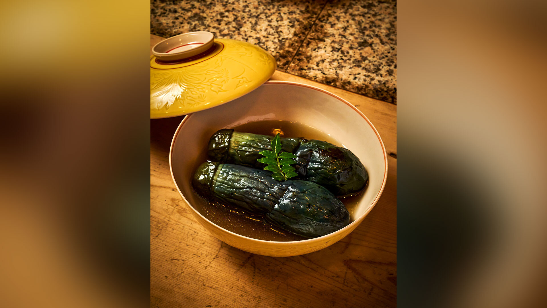 『三亀（さんかめ）』：油で揚げて出汁で炊く「茄子の油煮」￥1,000