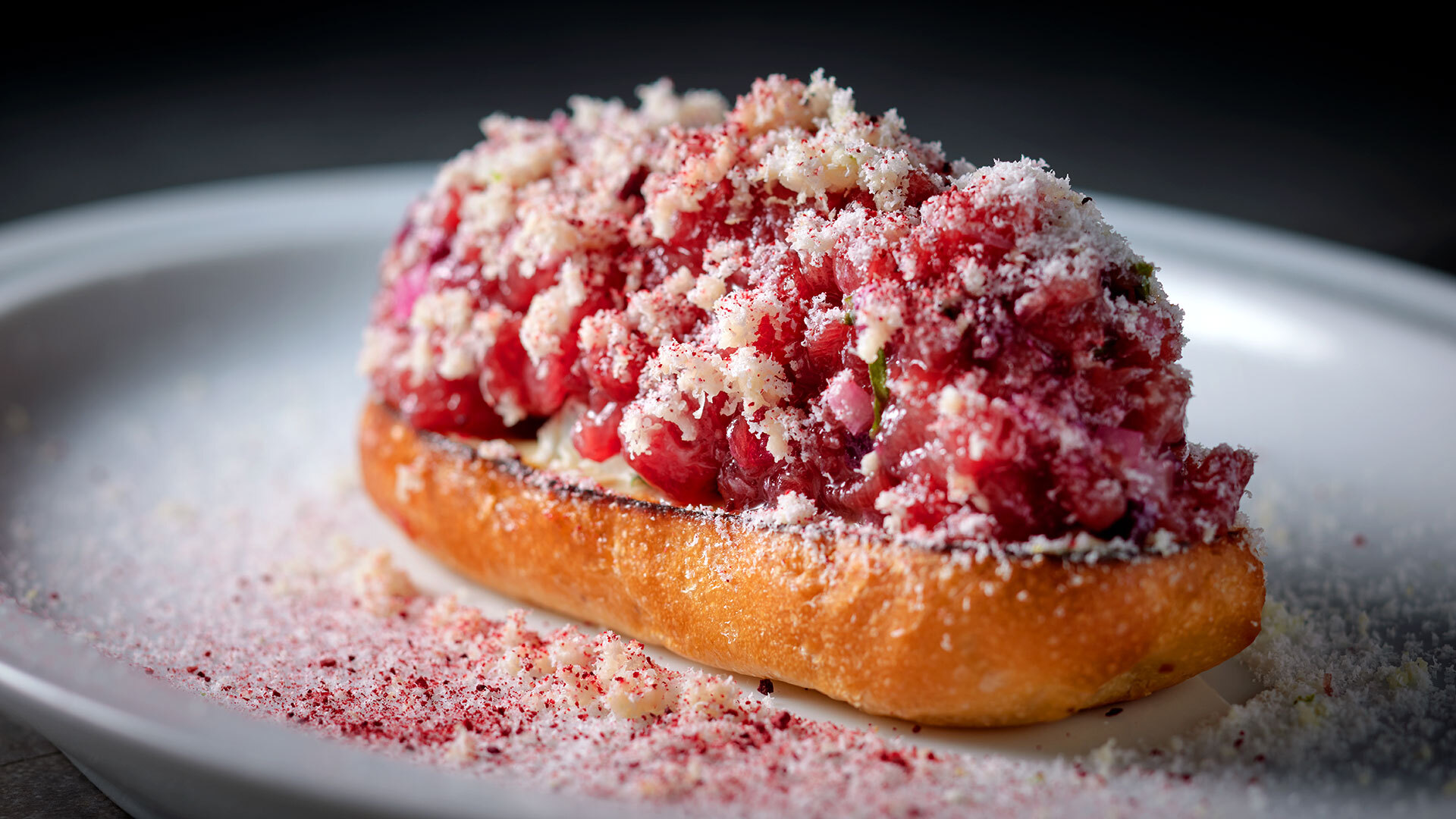 『arca（アルカ）』：「クロスティーニ やま幸さんの本マグロのタルタル」￥1,800