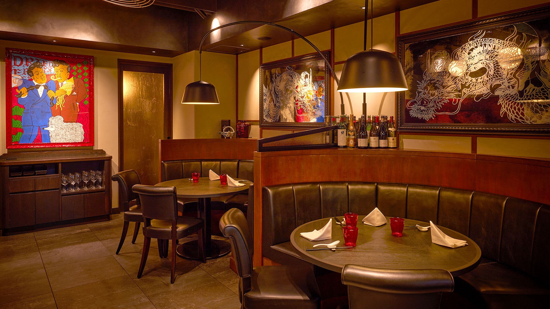 『彬龍華66』：円形のテーブル席