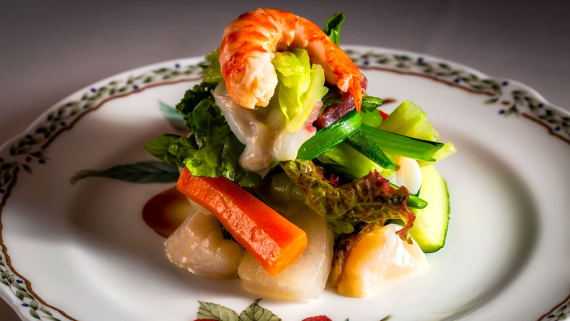 『ビストロカシュカシュ』：「季節の野菜と魚介のサラダ」3,300円