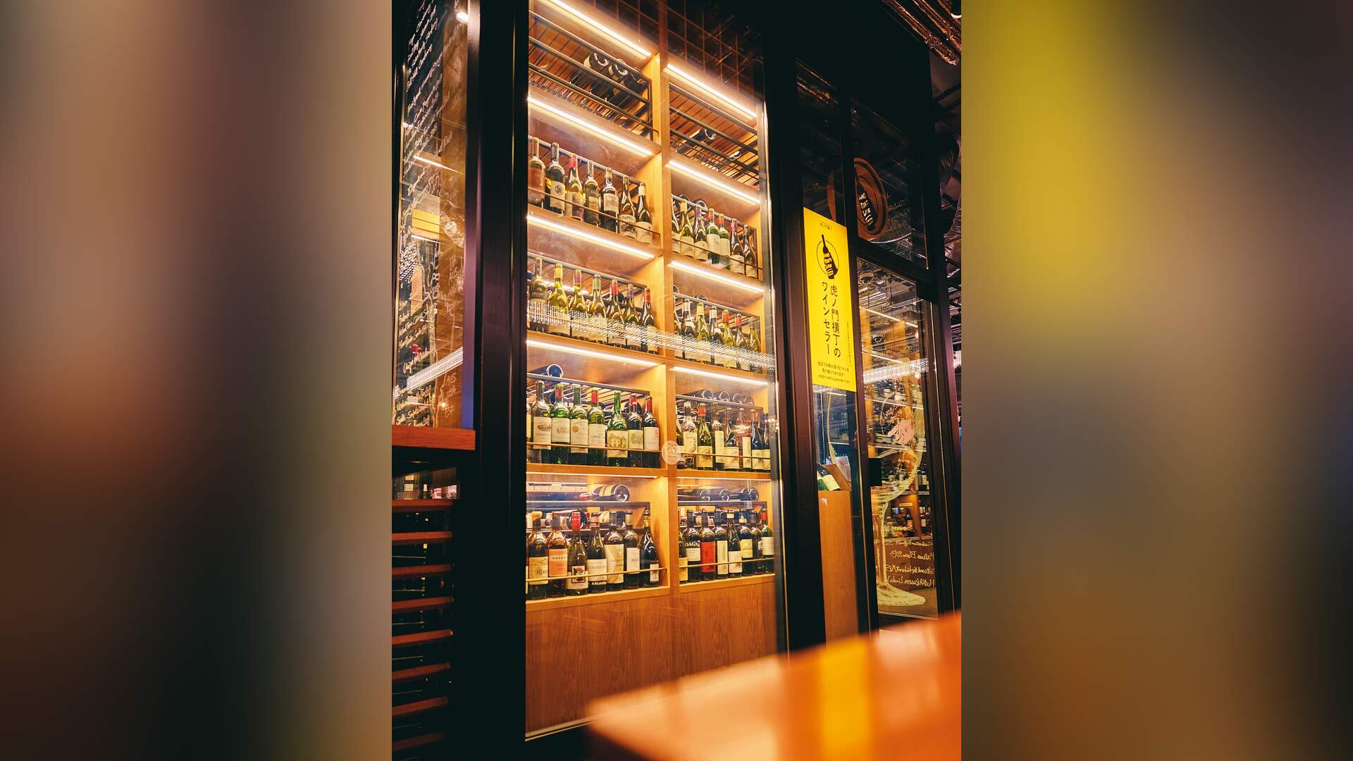 『HAND PICKING WINE』：世界のワイン200種類ほどが常備されているワインセラー