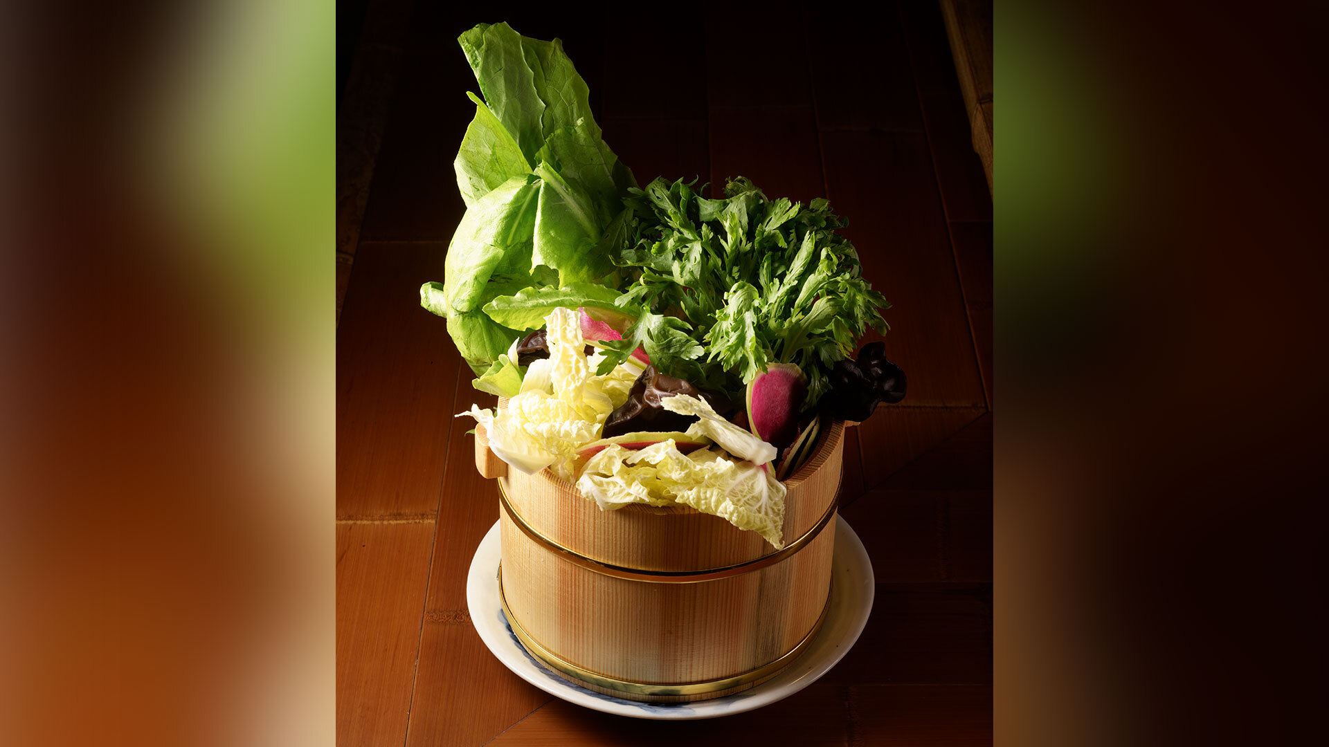 『中華料理 月居』：中国野菜を桶でたっぷりと！