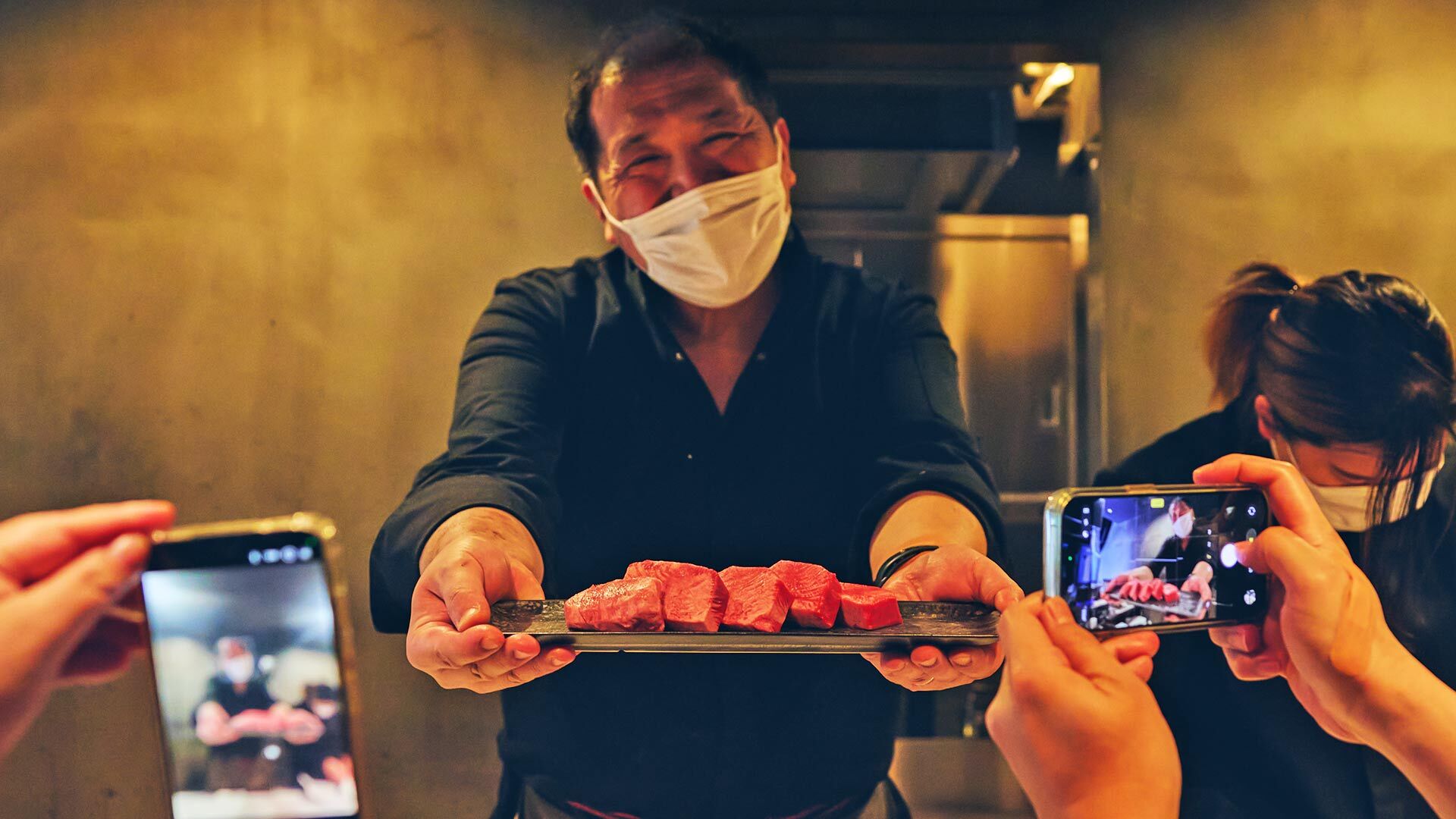 『Nose to Tail』：店主の加藤宗平さんと、極厚の黒毛和牛の「タン」