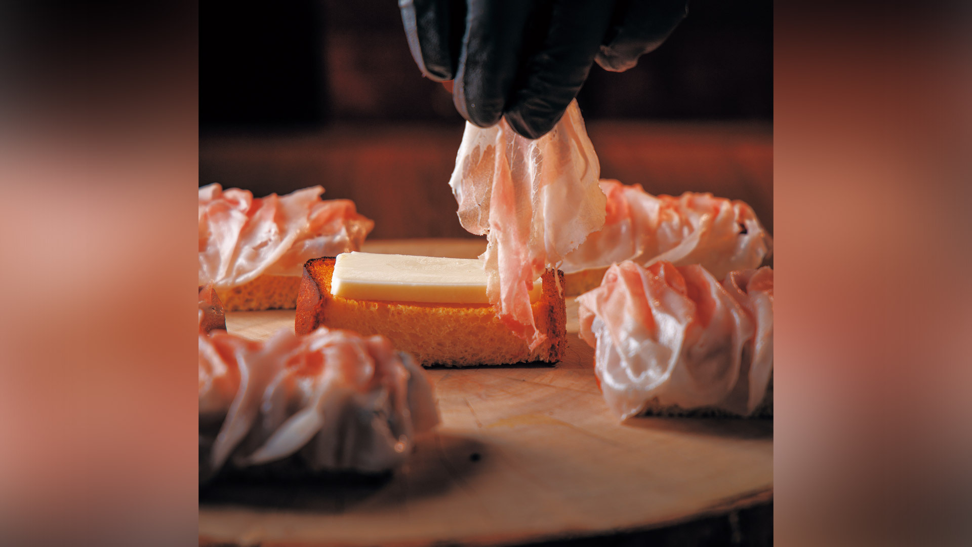 『nacol』：おまかせコースより「発酵バター、ブリオッシュ」