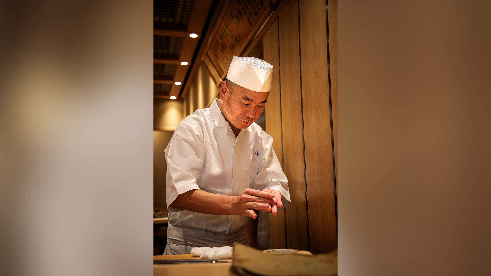 『久兵衛 本店』：本店1階が持ち場の横関貴樹さんは平成元年の入店。優しい語り口も魅力