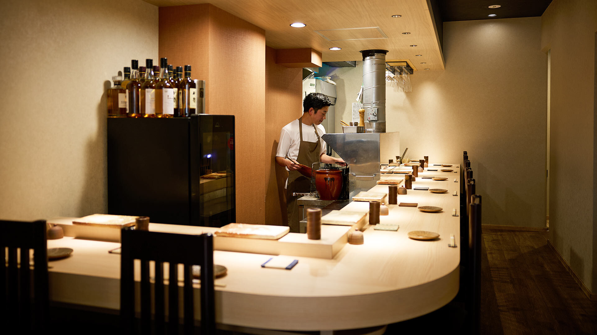 『酒亭湯澤』：店主の湯澤圭介さんが、ひとりですべての仕事をこなす