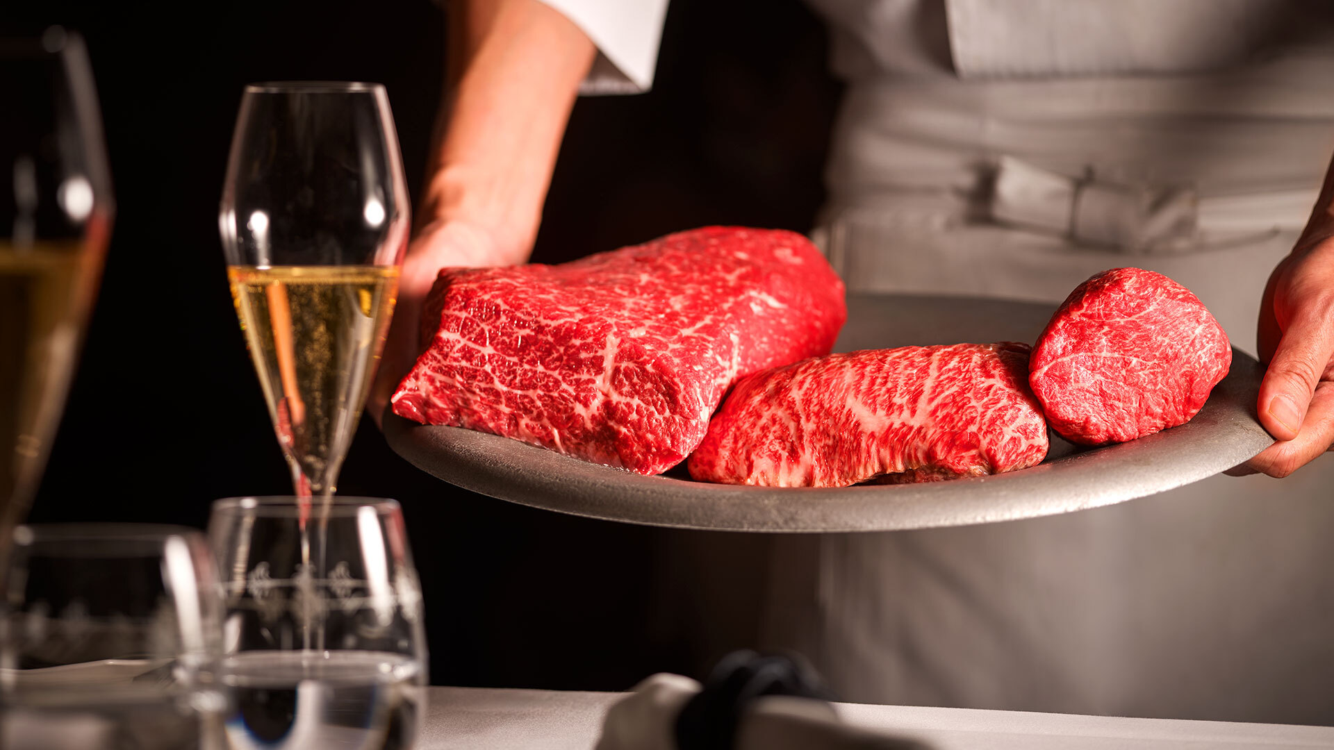 『Steak Dining Vitis』：肉のデモンストレーション