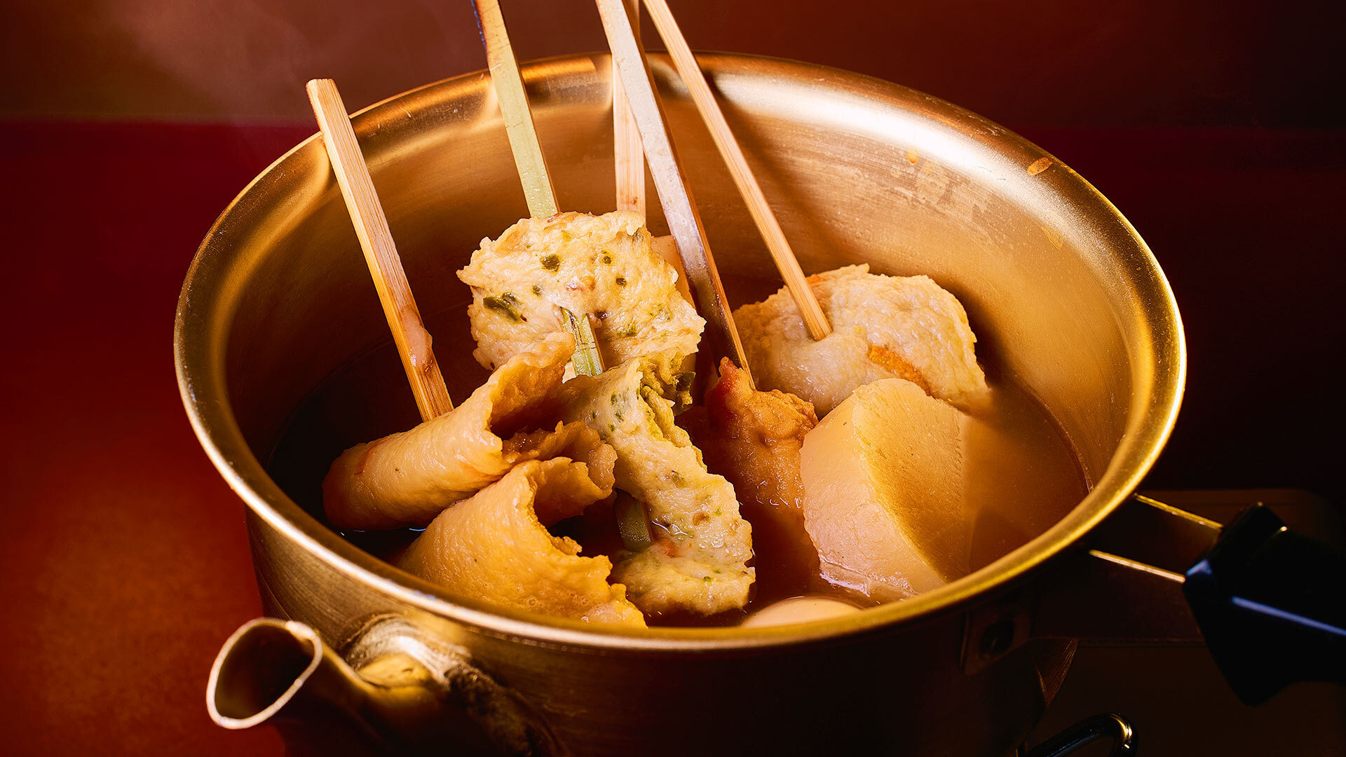 『ホルモン船 ホールちゃん』：やかん風の鍋も可愛い「釜山おでん の盛り合わせ」￥1,200 ※2人前からオーダー可