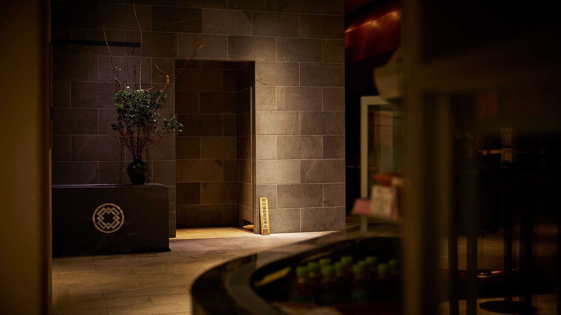 『鳥おか』：専門店が並ぶマーケットに潜む入り口