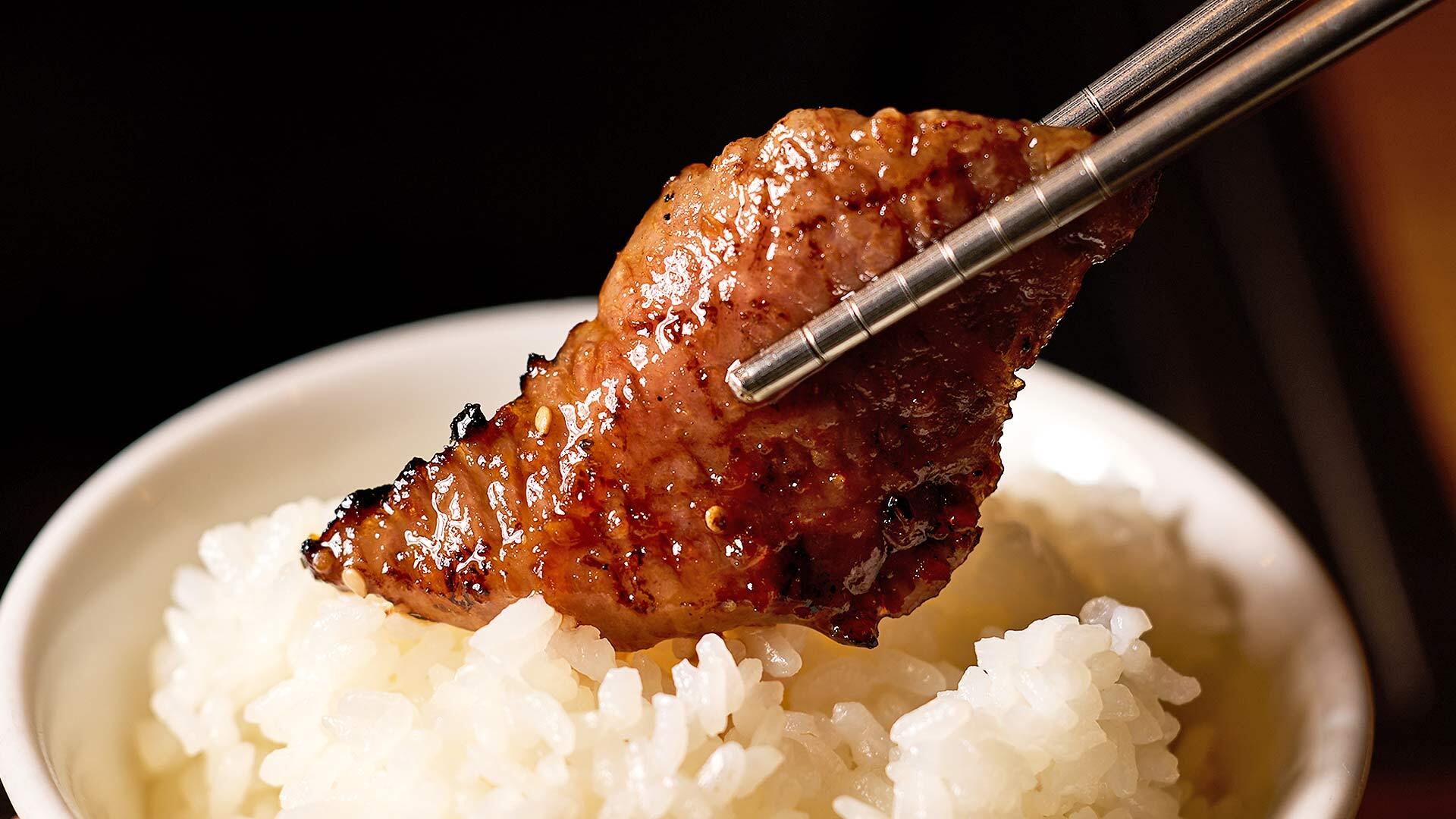 『虎ノ門 肉と日本酒』：タレを纏わせた肉と白米は鉄板コンビ