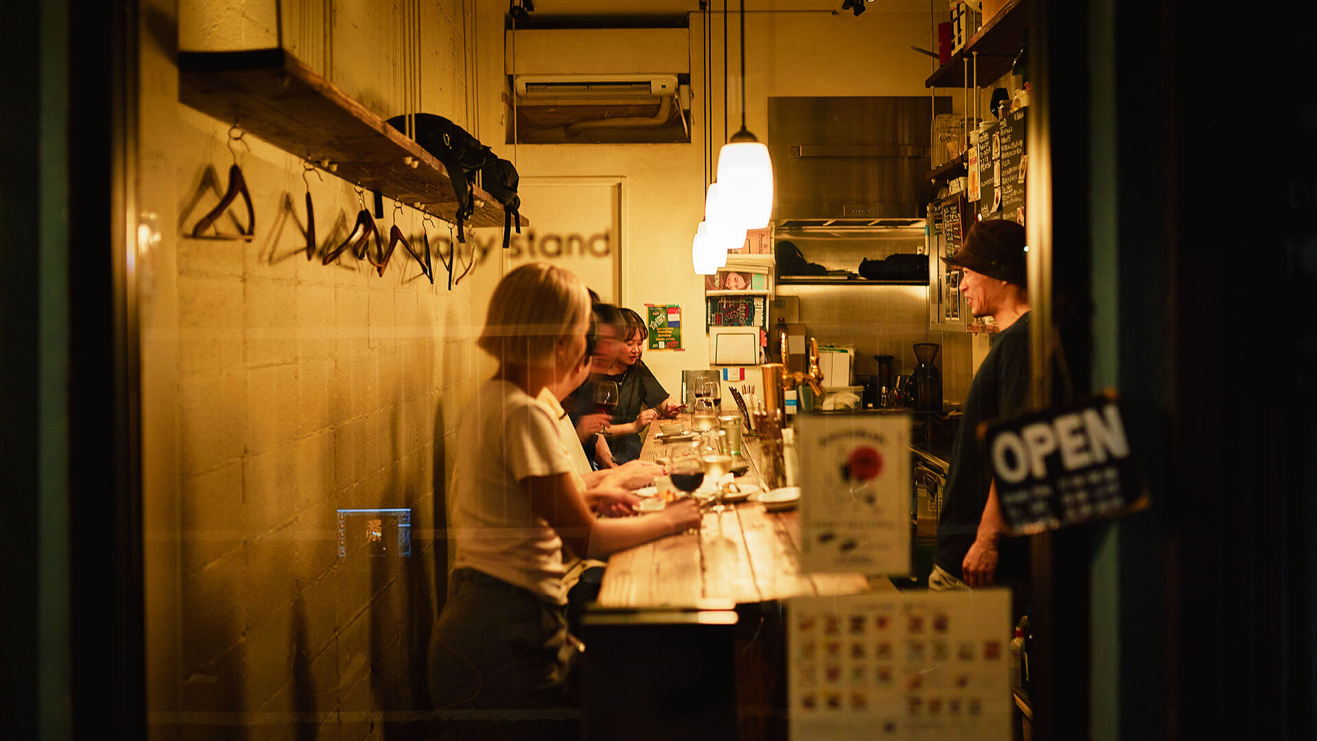 『vivo daily stand高田馬場店（ビーボ デイリースタンド）』：賑わう店内