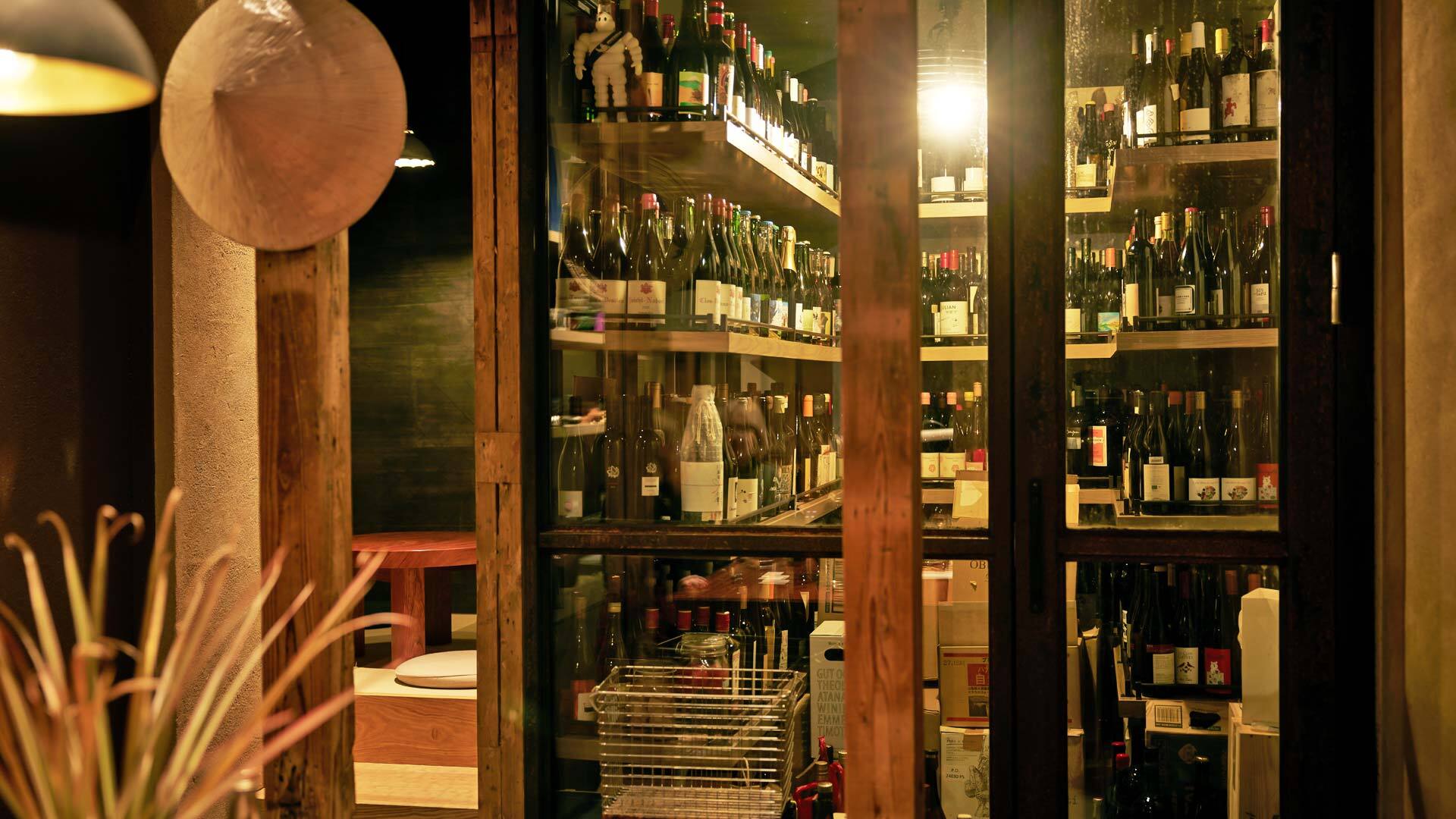 『ORI』：店内のセラー