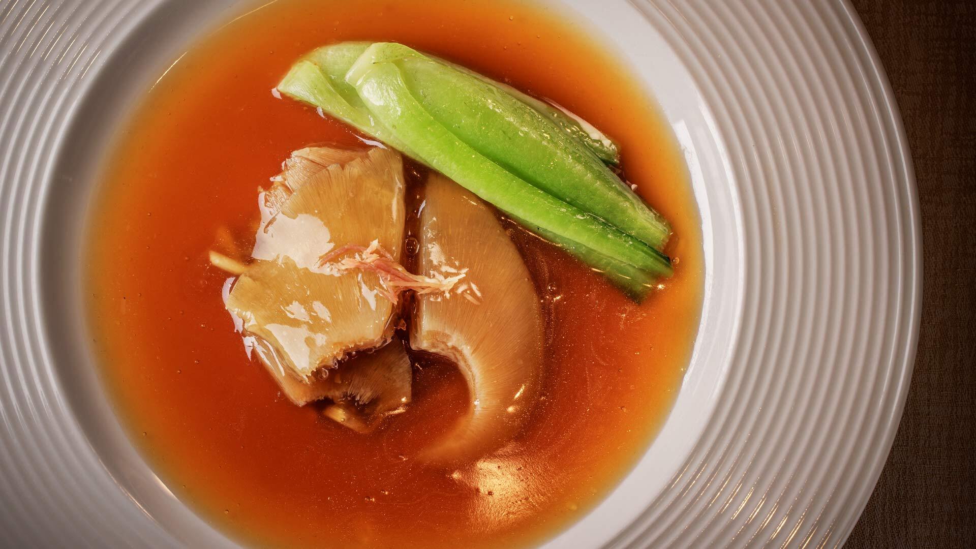 『崎陽軒本店 中華料理 嘉宮』：「天日干し葦きり鮫尾ヒレの旨煮」（50g、￥6,270）