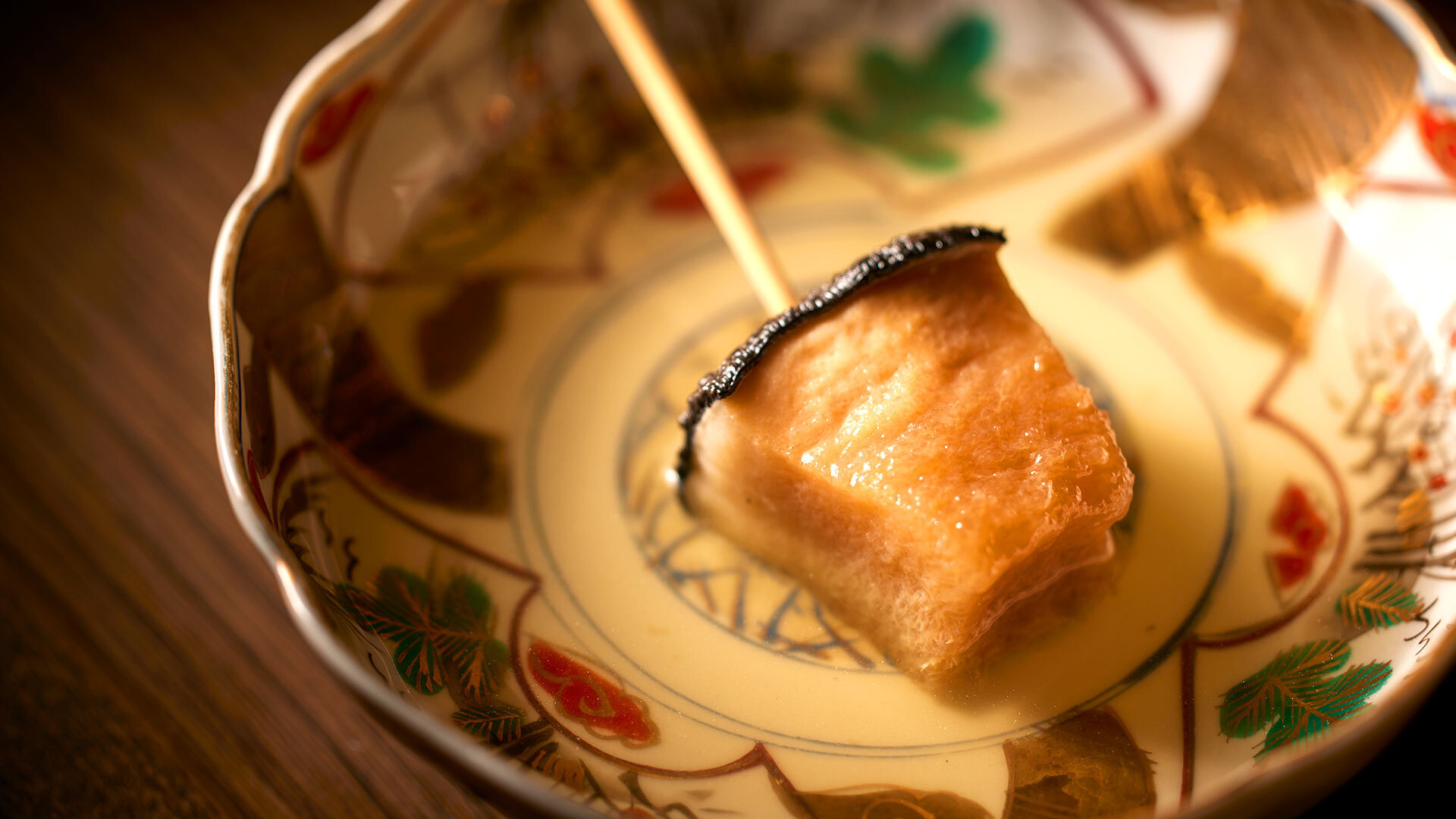 『関西煮 理 OSAMU TOKYO』：「コロ」￥1,000。鯨の本皮をカリカリになるまで揚げた伝統的な保存食だが、品薄で価格も高騰。扱うところは減少傾向