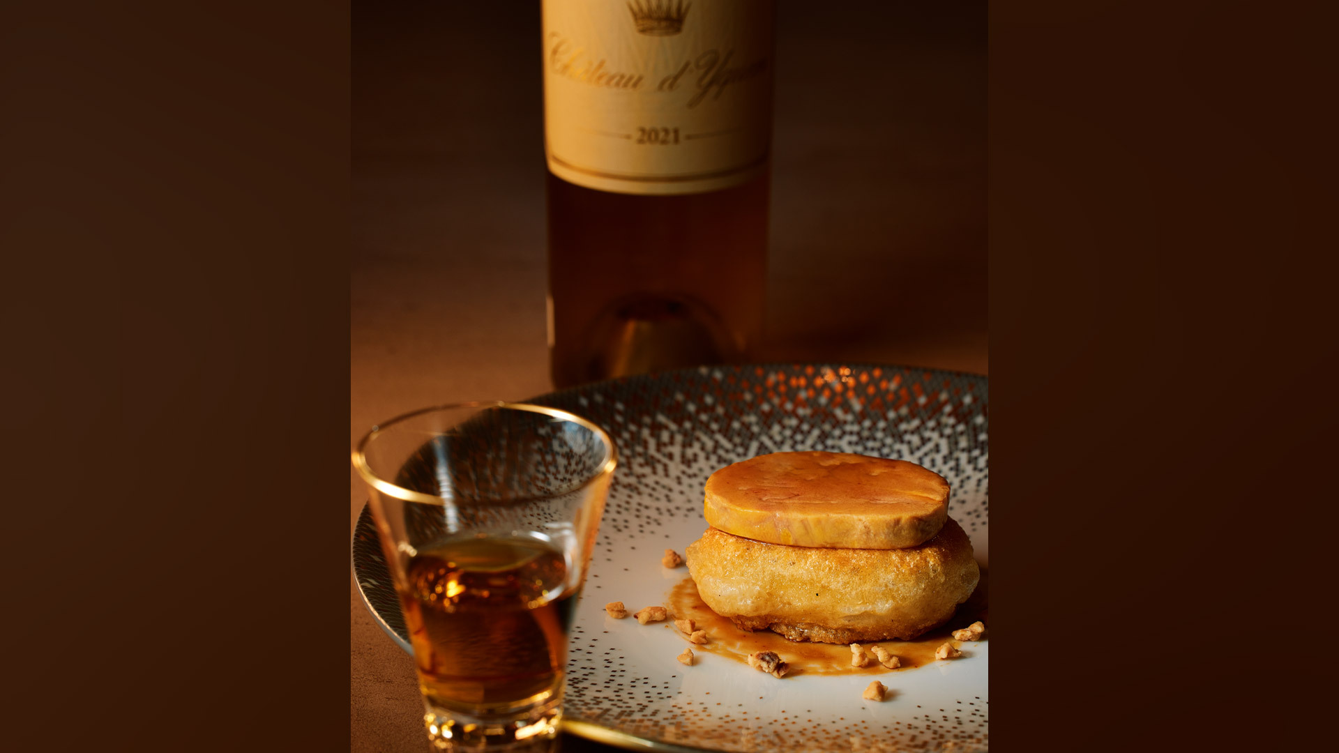 『cépages - de la nuit（セパージュ ド ラ ニュイ）』：おまかせコースより「フォアグラ焼きまんじゅう」、「シャトー・ディケム」グラス￥9,000（30cc）