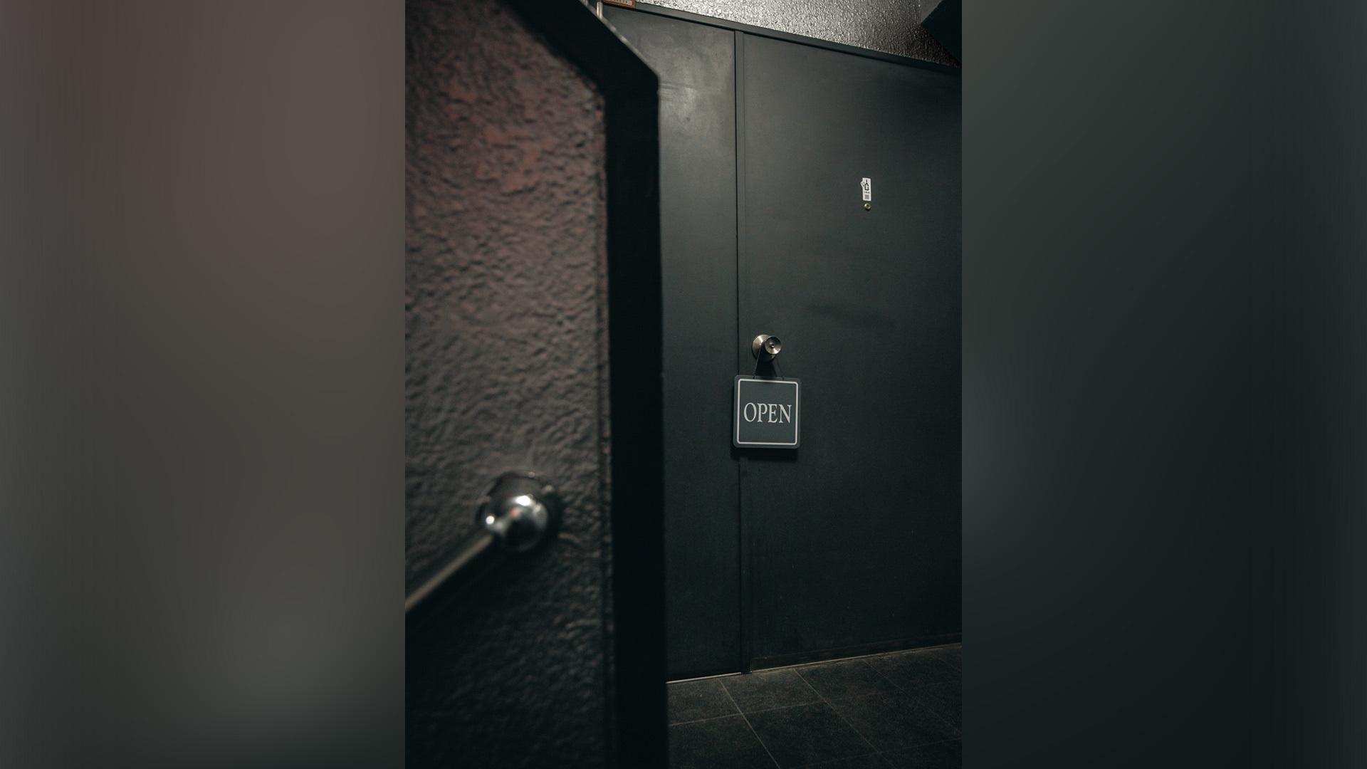 『I.N.U.飯田橋』：看板のない入り口