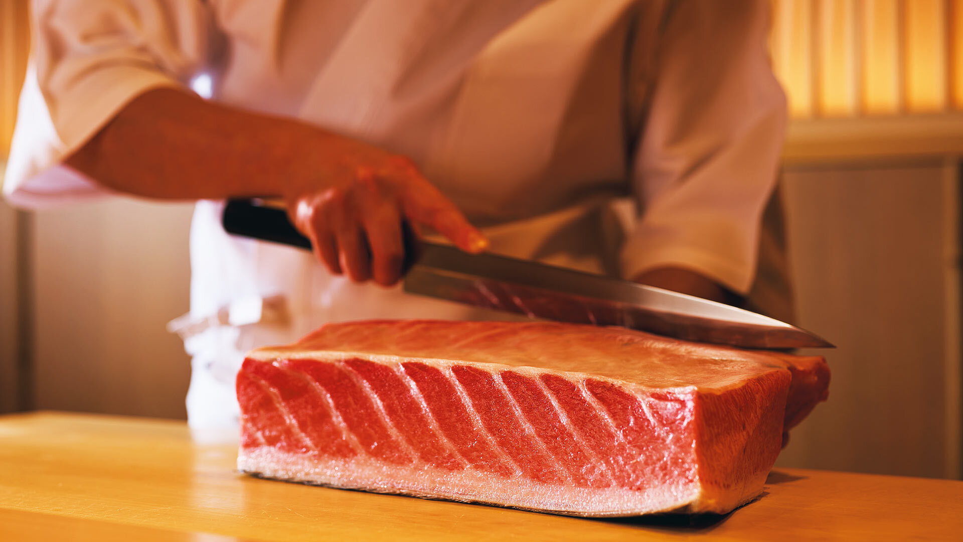 『鮨さいとう 麻布台』；美しいブロックに包丁を入れる鮨職人・滝本純也さん