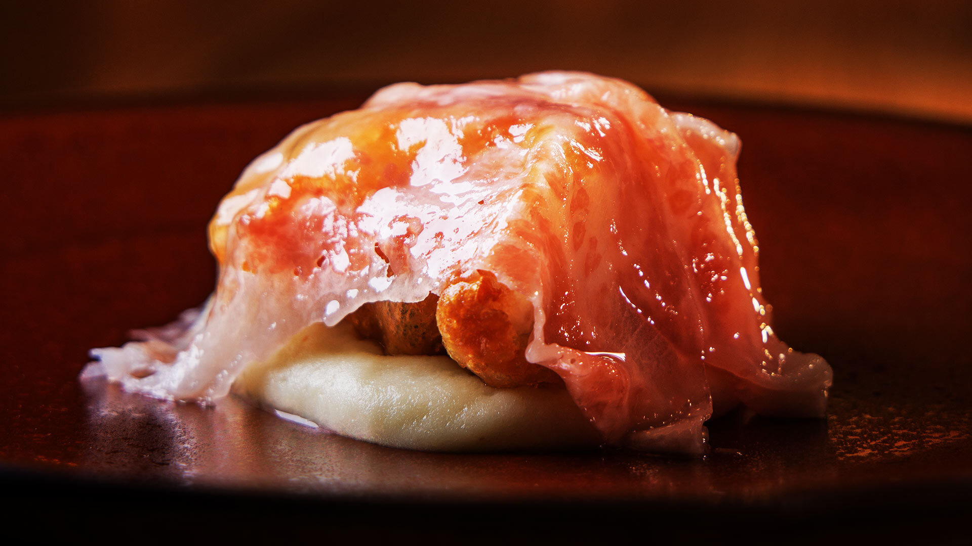 『nacol』：おまかせコースより「伝助穴子のベニエ、菊芋、ラルド（豚の背脂の生ハム）」