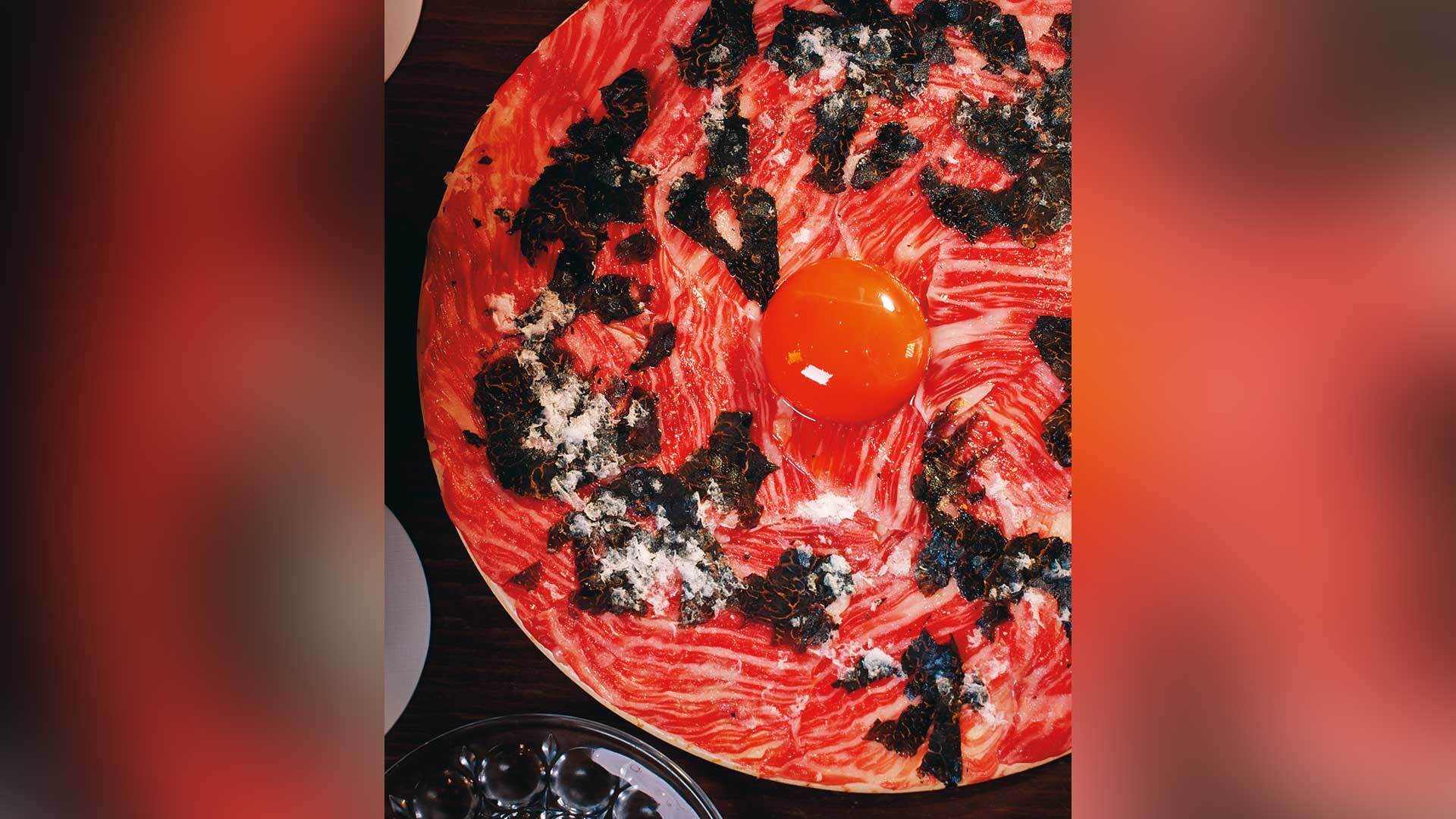 『赤坂 金舌』：雪プランより「トリュフと淡雪塩のプラチナユッケ」