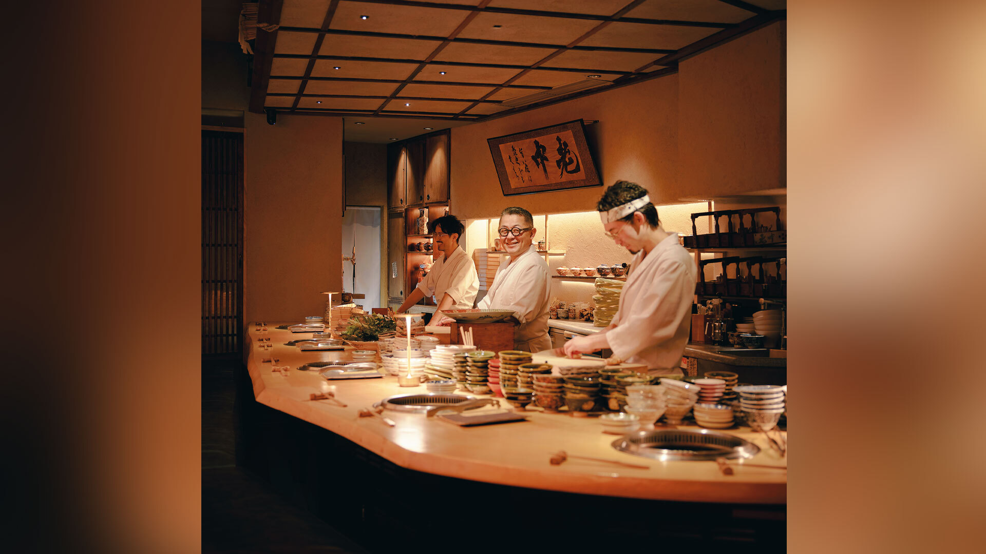 『六本木 焼肉 老中』：カウンターの中央に立つのが、大将の小山智弘さん