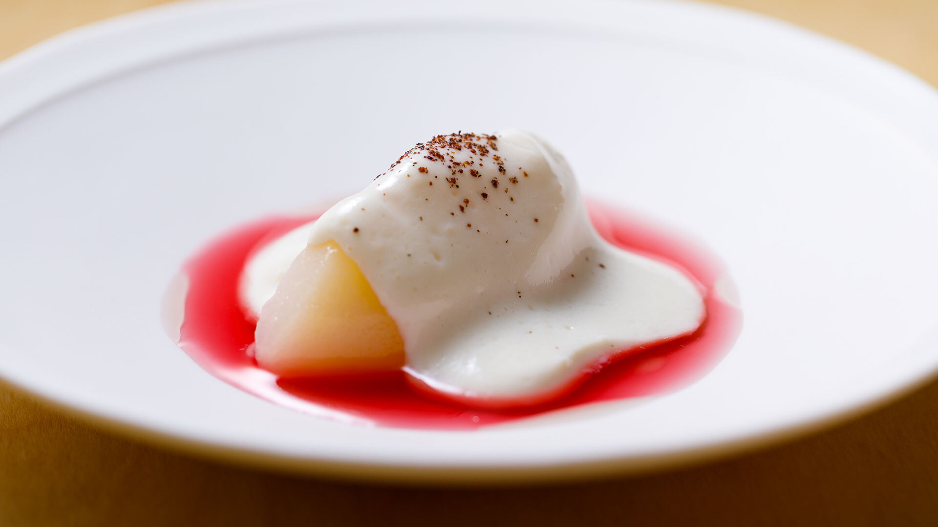 『seto』：バラの芳香を纏わせた洋梨、発酵セロリ、ヒノキパウダーなどが香るひと皿