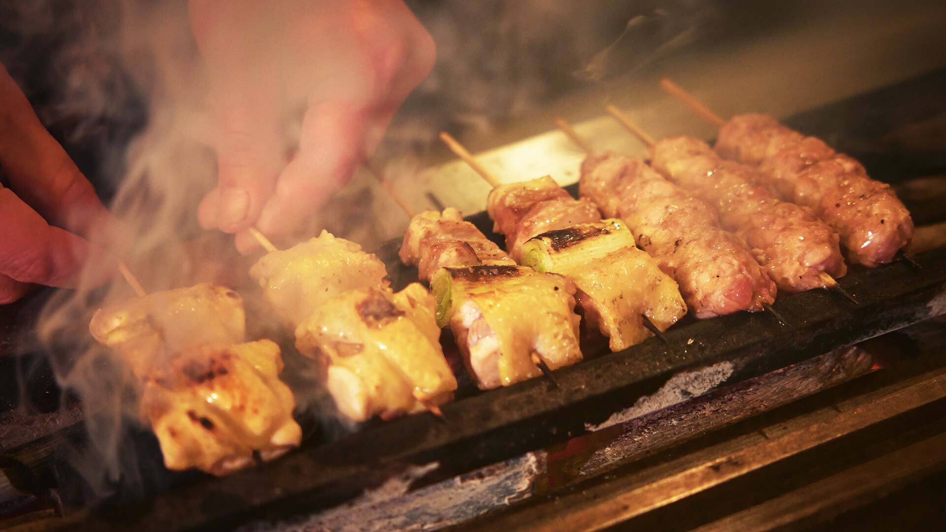 『焼鳥あかぎ』：旨みの強い銘柄鶏を紀州備長炭を使って焼き上げる