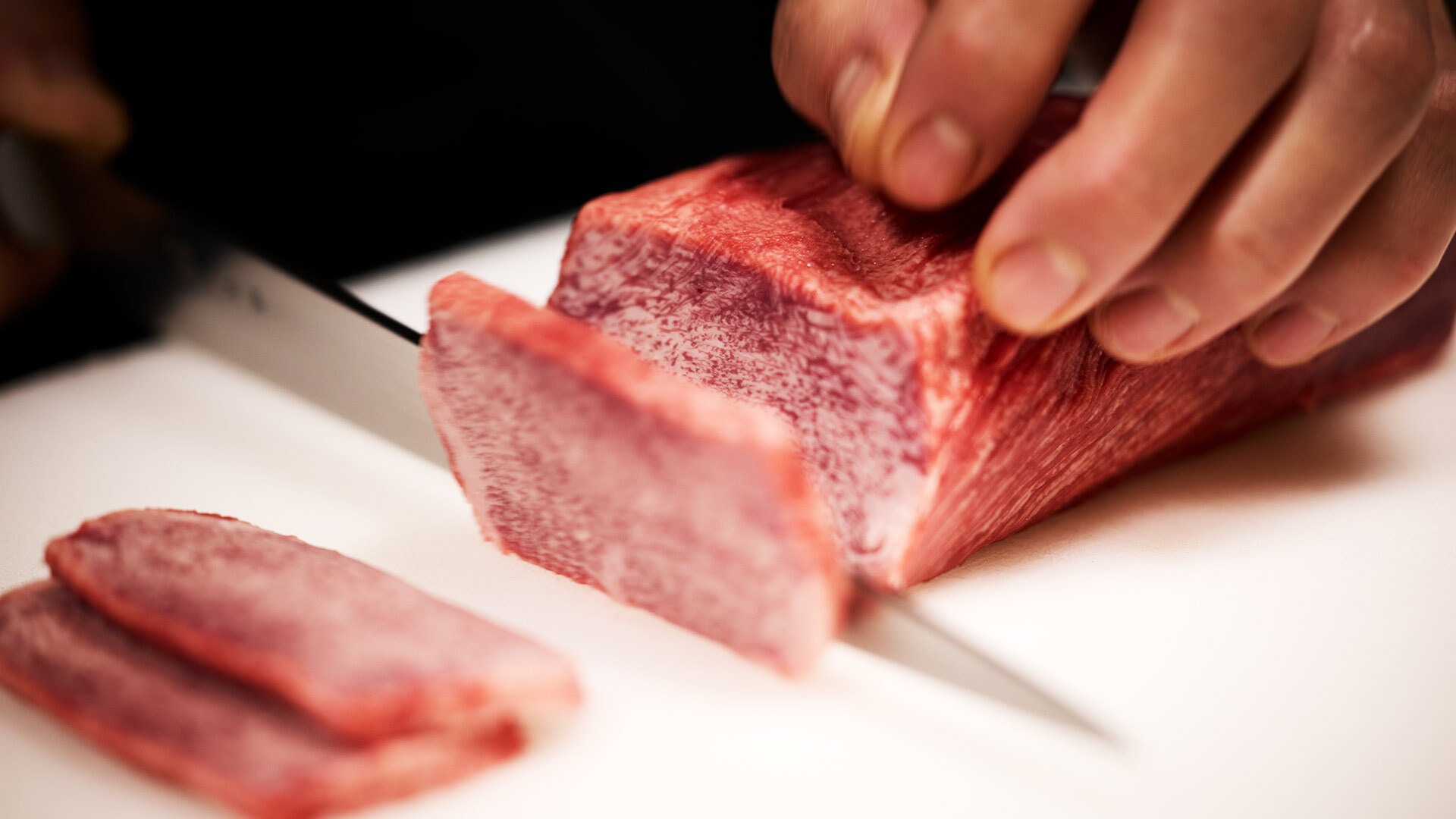 『焼肉幸泉』：あえて表面に切れ目を入れずに仕上げる「タン」