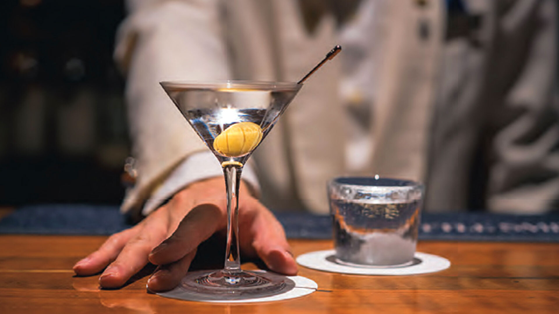 『リトル スミス（LITTLE SMITH）』：「マティーニ」￥1,700のガーニッシュは塩漬オリーブ。別皿でカシューナッツなども提供。チャージ￥1,500