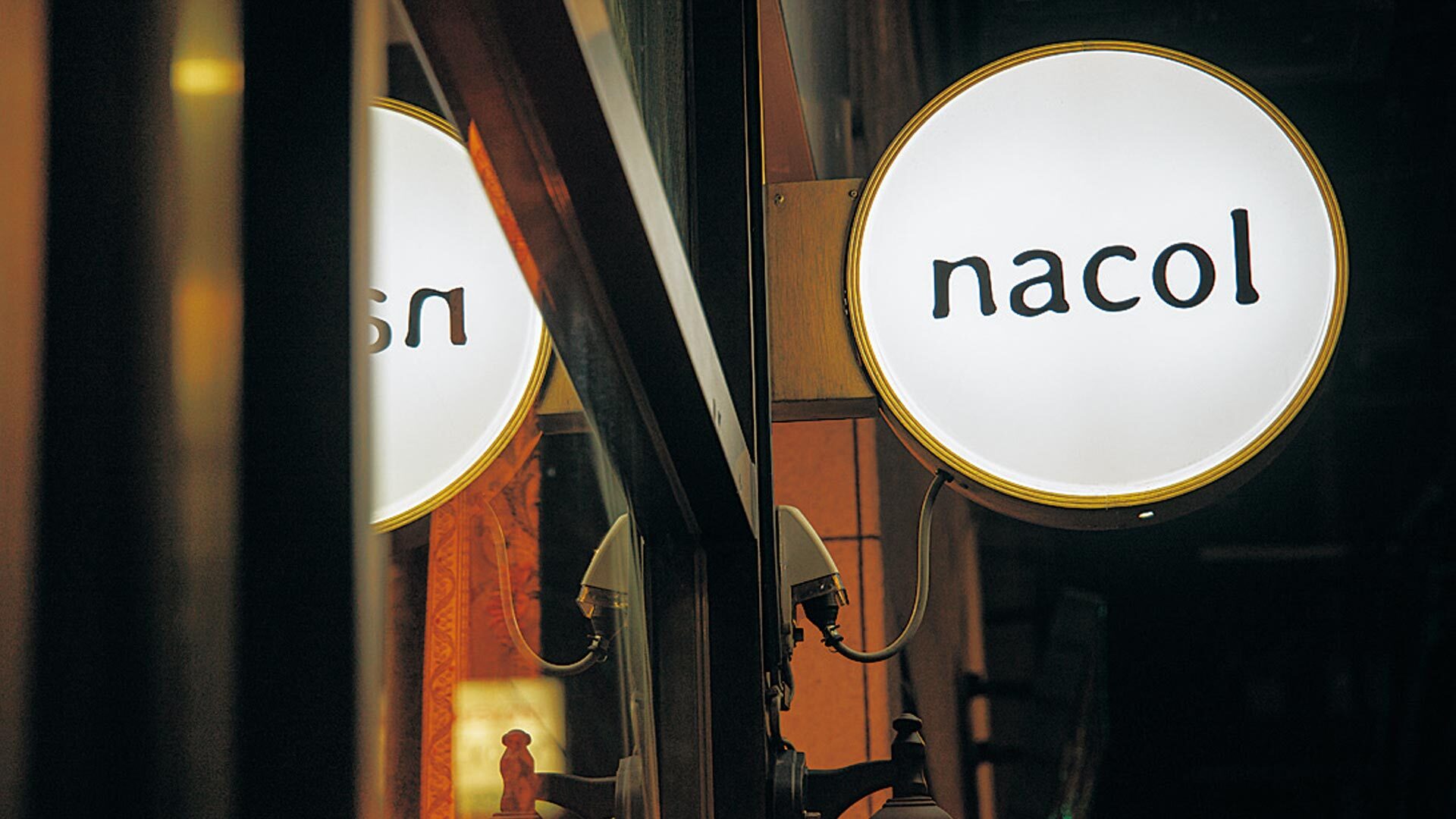『nacol』：看板