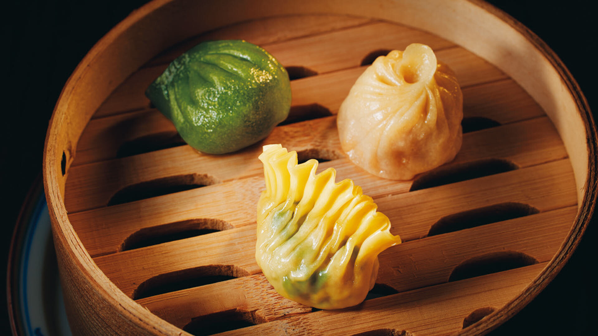 『茶龍』：「海老 春菊 蒸し餃子」の点心（シグネチャーコース￥13,800の一例）