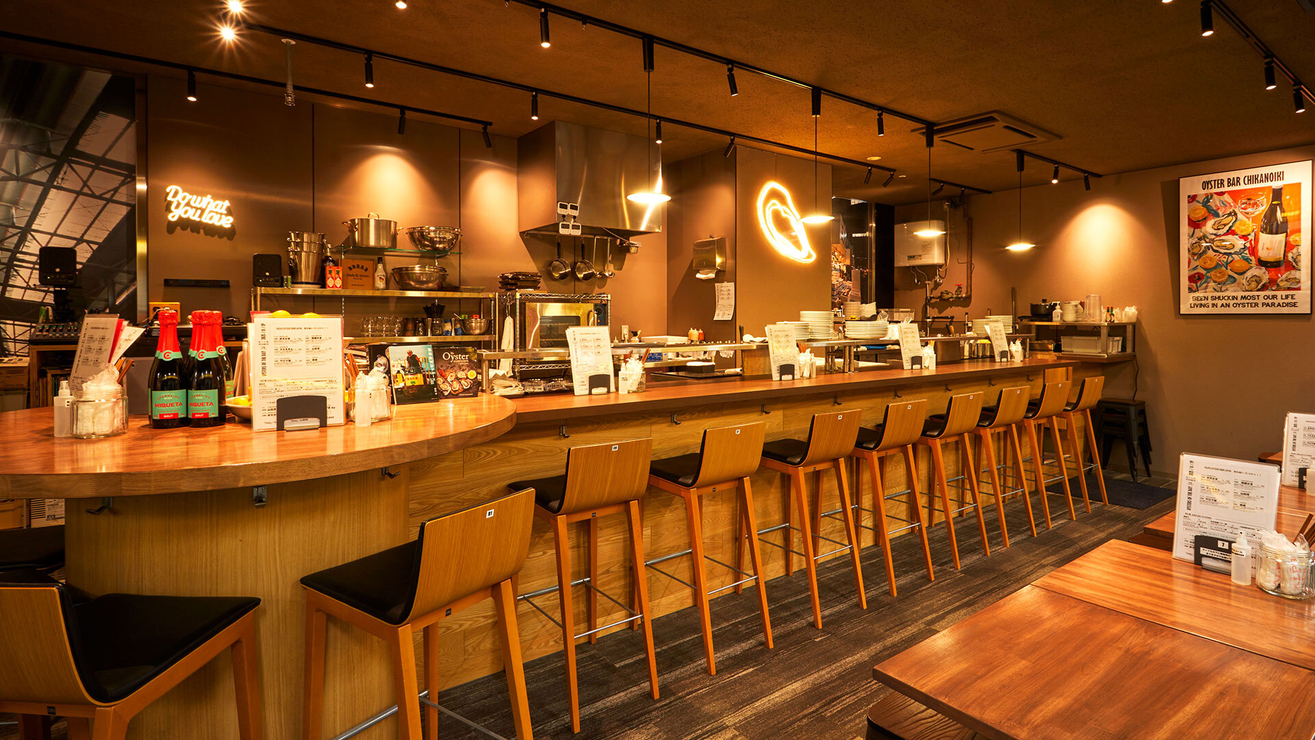 『地下の粋』：店内