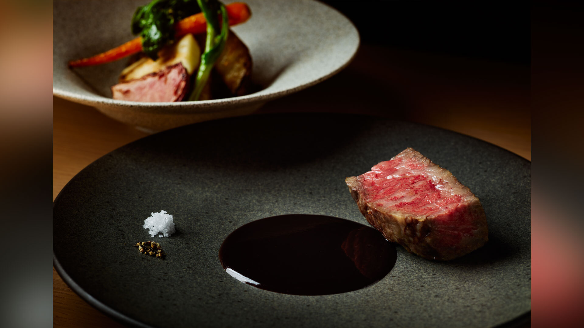 『HRMT STAGE』：アラカルトより「厳選部位の国産牛 赤ワインソース」￥4,800