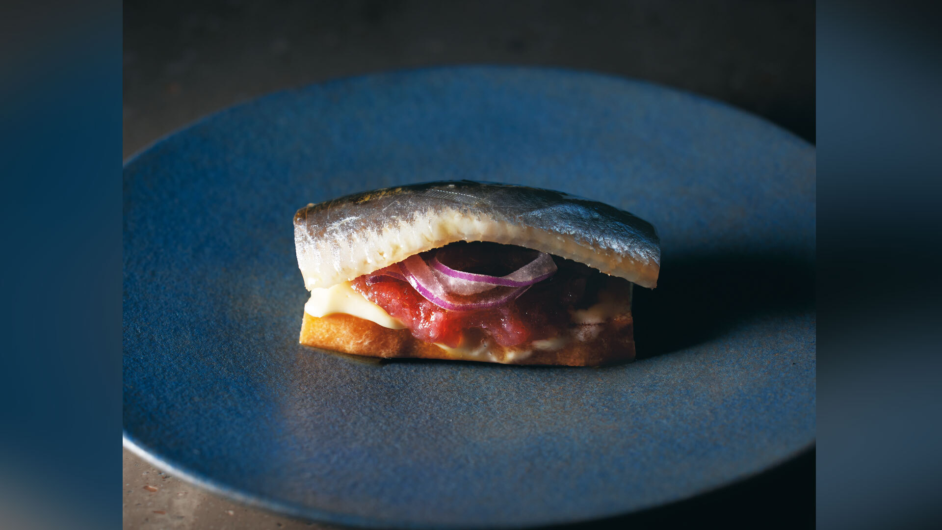 『イル ポーベロ ディアヴォロ』：￥22,000のコースより「フィンガーフード」の一例。この日は、イワシ、赤たまねぎのヴィネガー漬け、燻製バターを重ねて