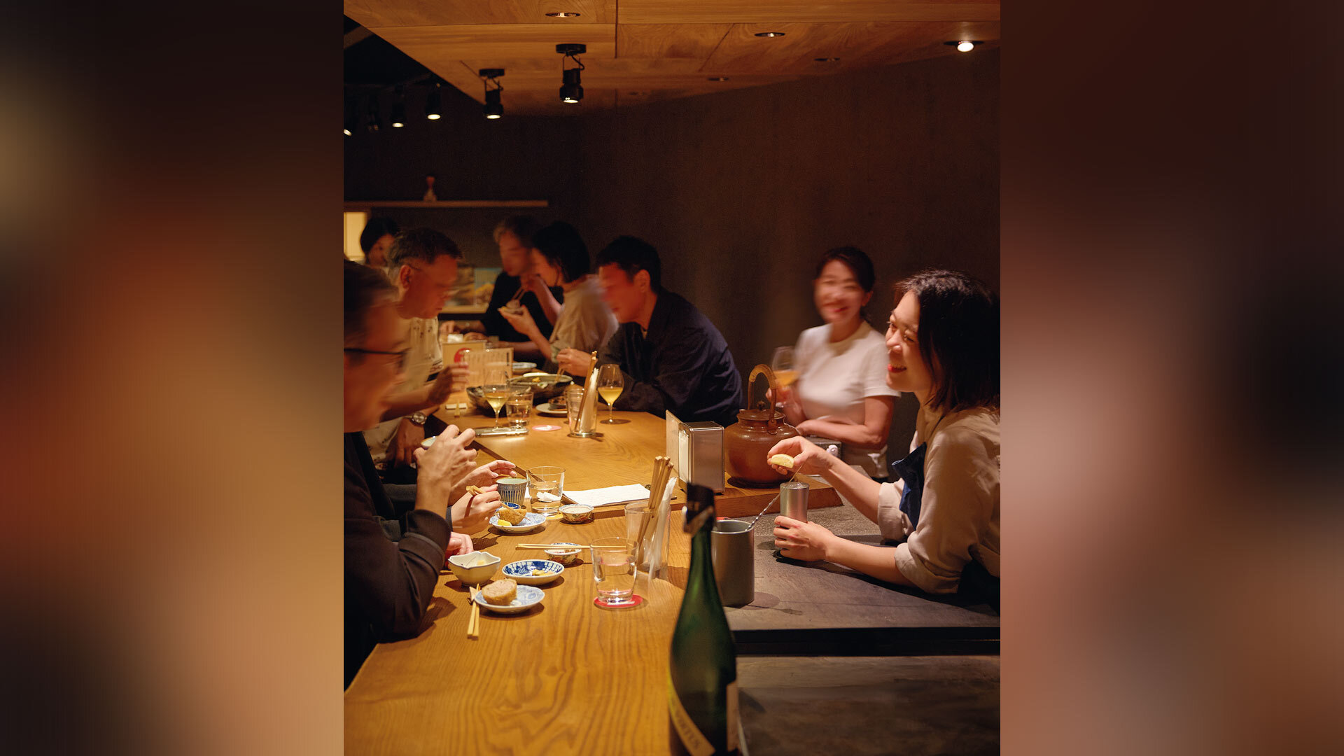 『マンデガン』：店内。写真右下が女将の三浦さん